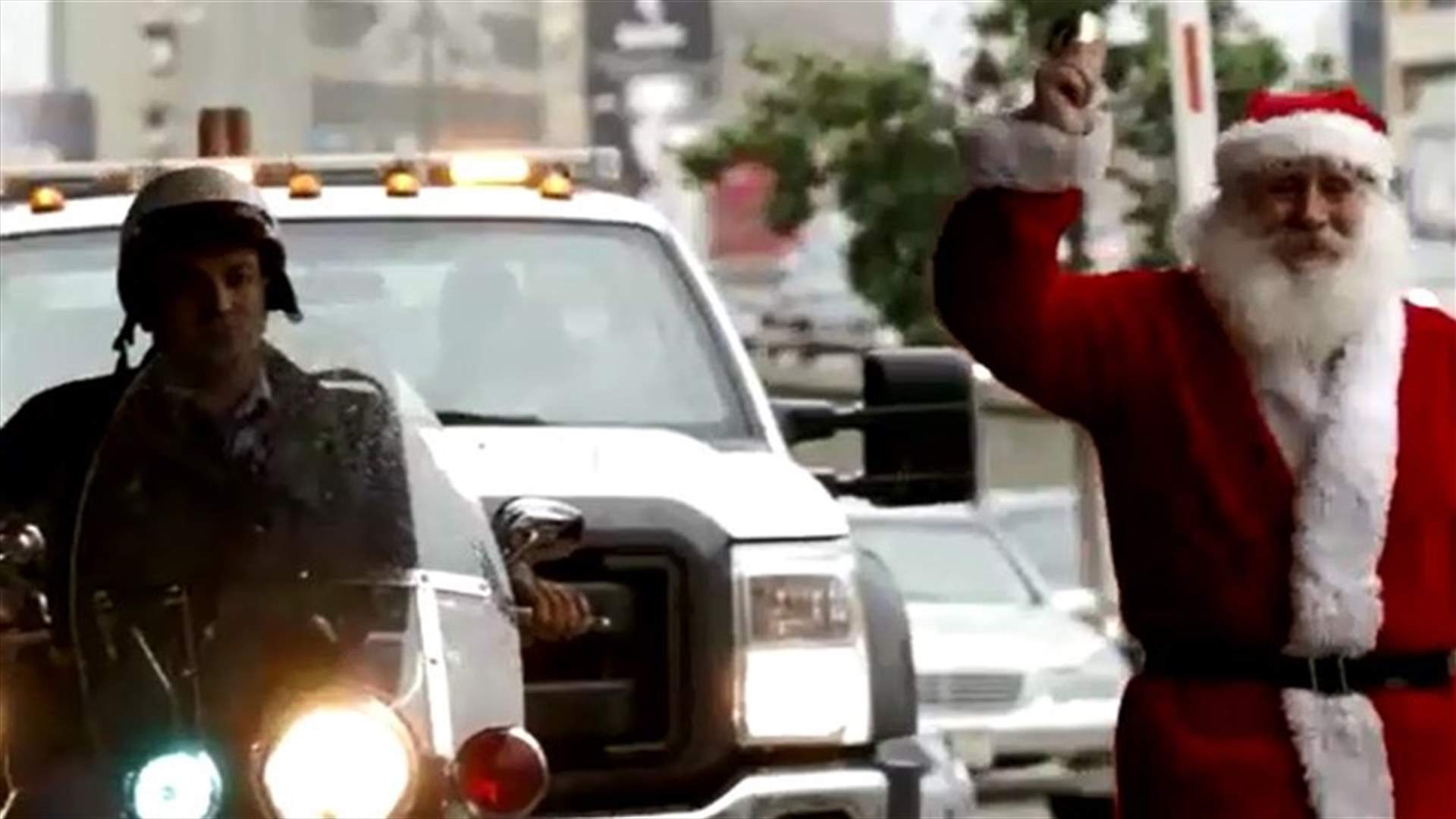 ما سبب توقف بابا نويل على أحد حواجز قوى الأمن؟ 
