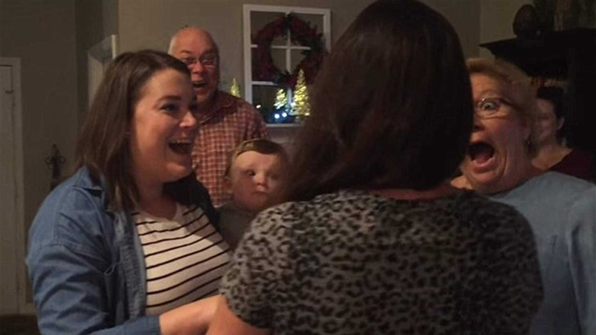 بالفيديو: ثنائي فاجأ العائلة بأجمل هدية عيد ميلاد على الإطلاق
