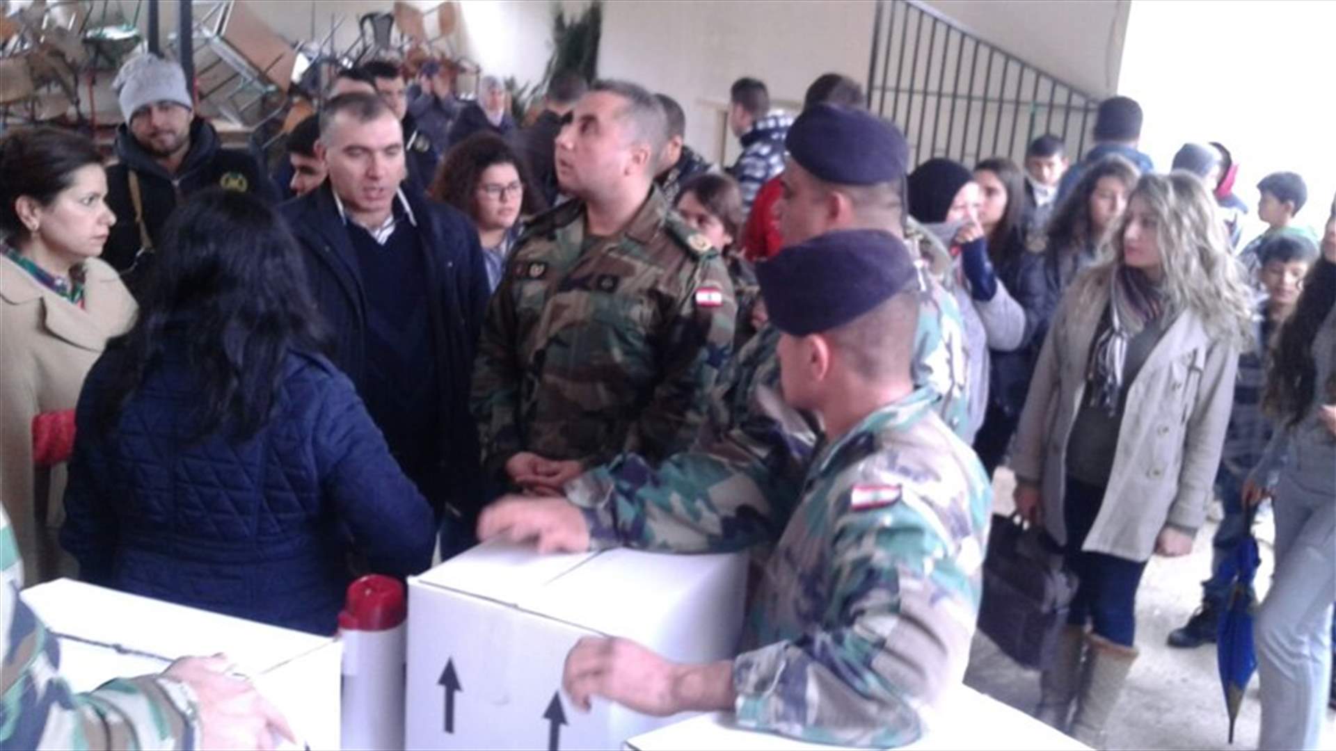 بالصور: الجيش يوزع مساعدات غذائية على اهالي مدرسة الفوار