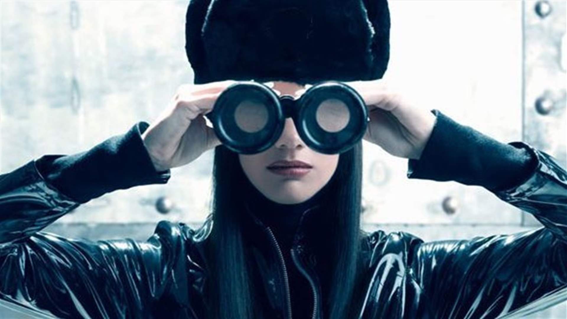 بالفيديو: سيدة تمتهن التجسّس على عشيقات الرجال المتزوجين... فماذا تفعل بهن؟