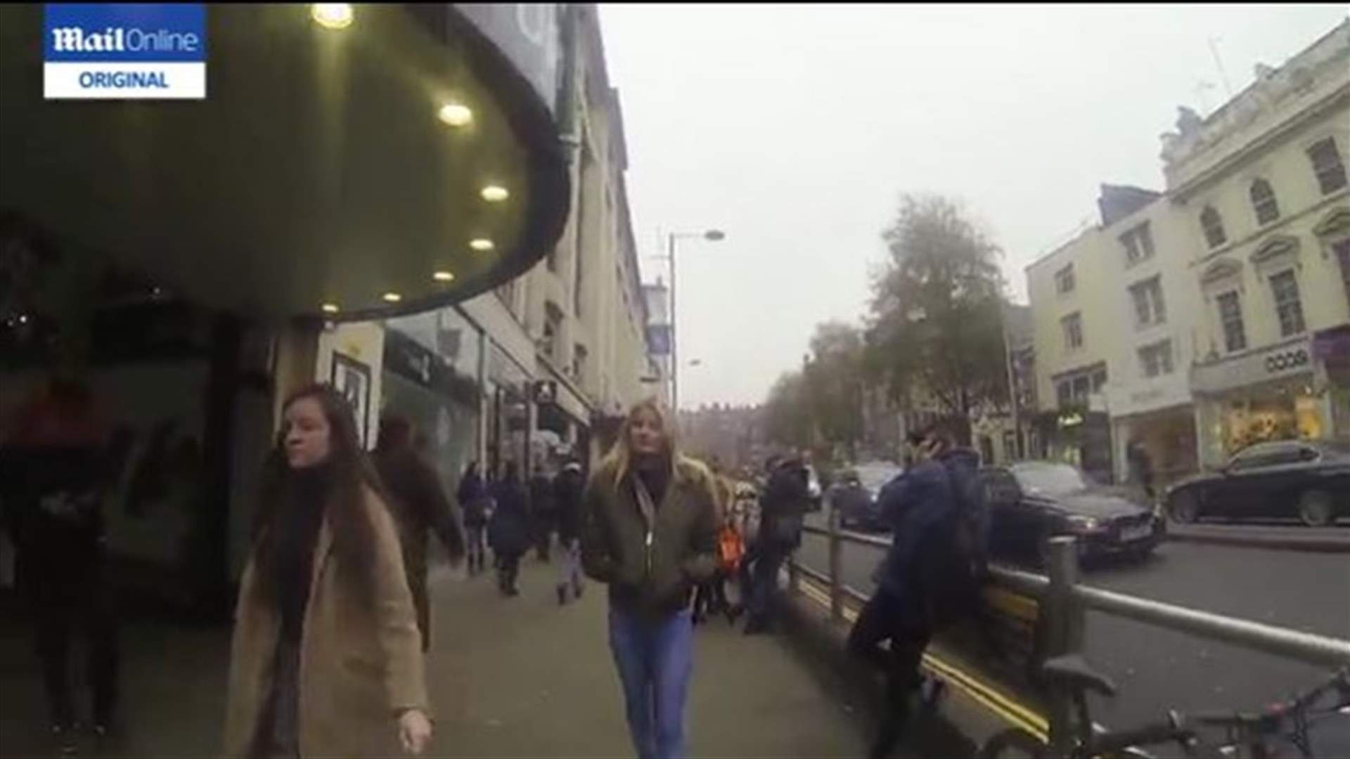 بالفيديو: عارضة أزياء تتجوّل عارية في الشارع... فكيف تصرّف الناس؟