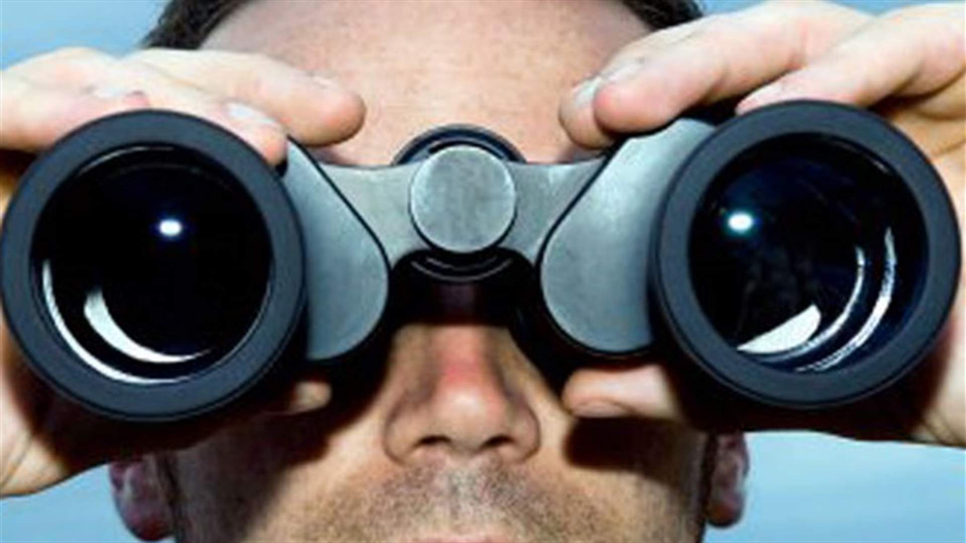 بالفيديو: أراد مراقبة النساء في الحمام... فانقلب السحر على الساحر!