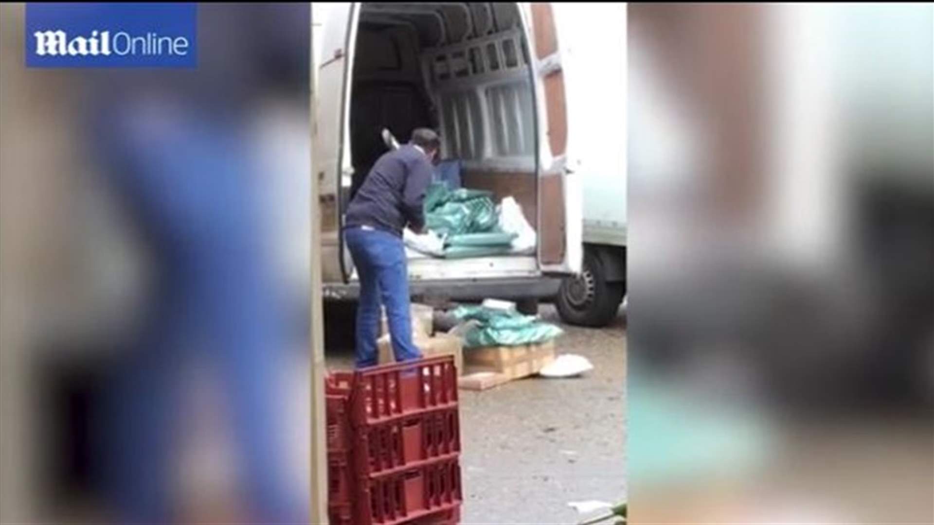 بالفيديو: ماذا فعل سائق شاحنة بريد بهدايا عيد الميلاد؟ 