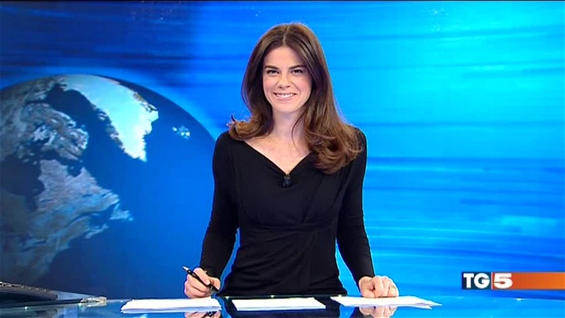 بالفيديو: نسيت مقدمة الأخبار أنّ الطاولة من زجاج... فماذا حصل مباشرة على الهواء؟
