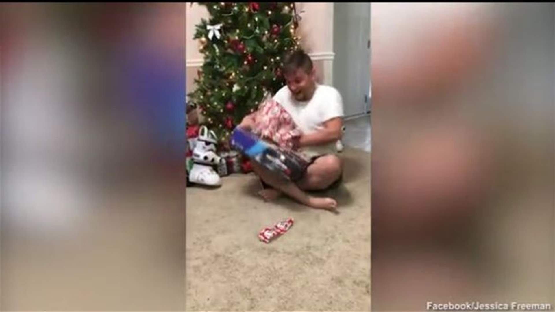 بالفيديو: فَرِح كثيراً عندما فتح هدية عيد الميلاد... لكن ما حصل معه بعد ذلك كان أليماً!