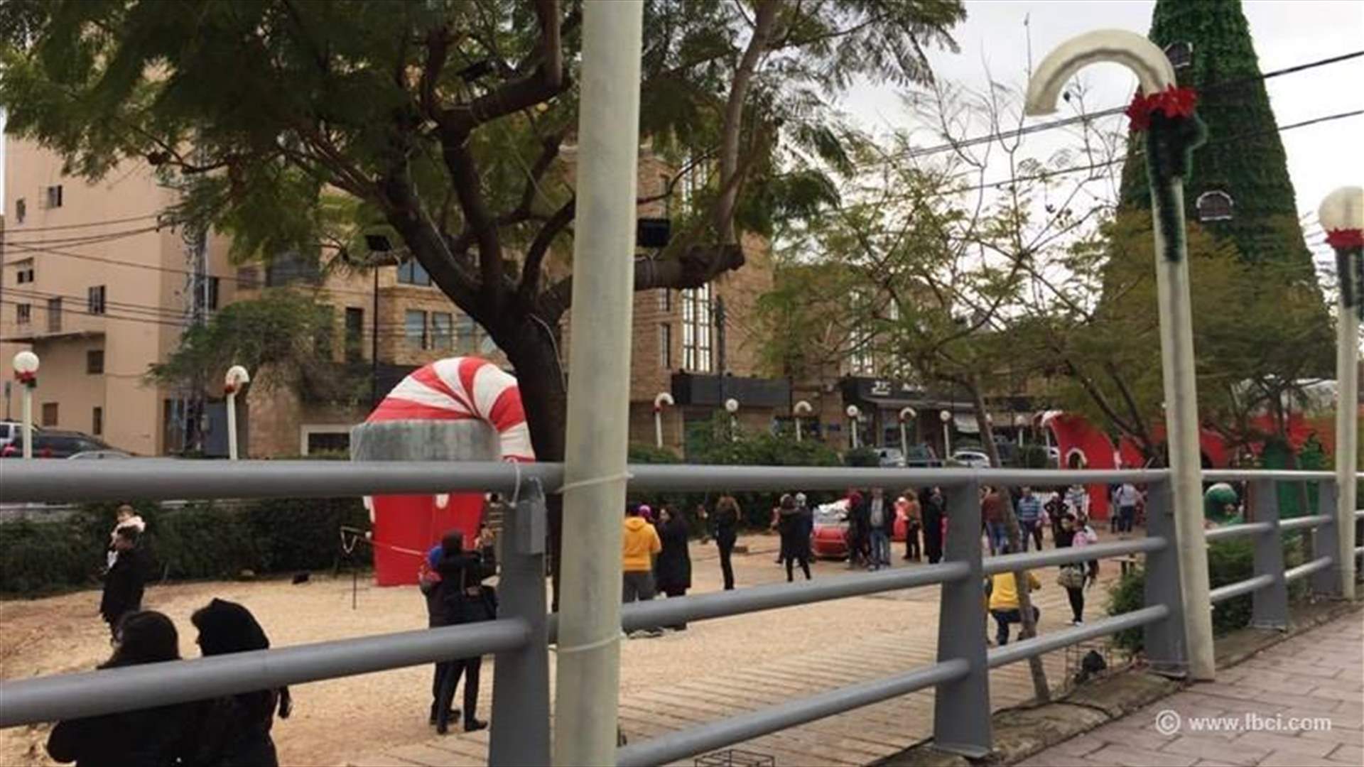 بالصور والفيديو - حريق في شجرة الميلاد في جبيل... والبلدية توضح