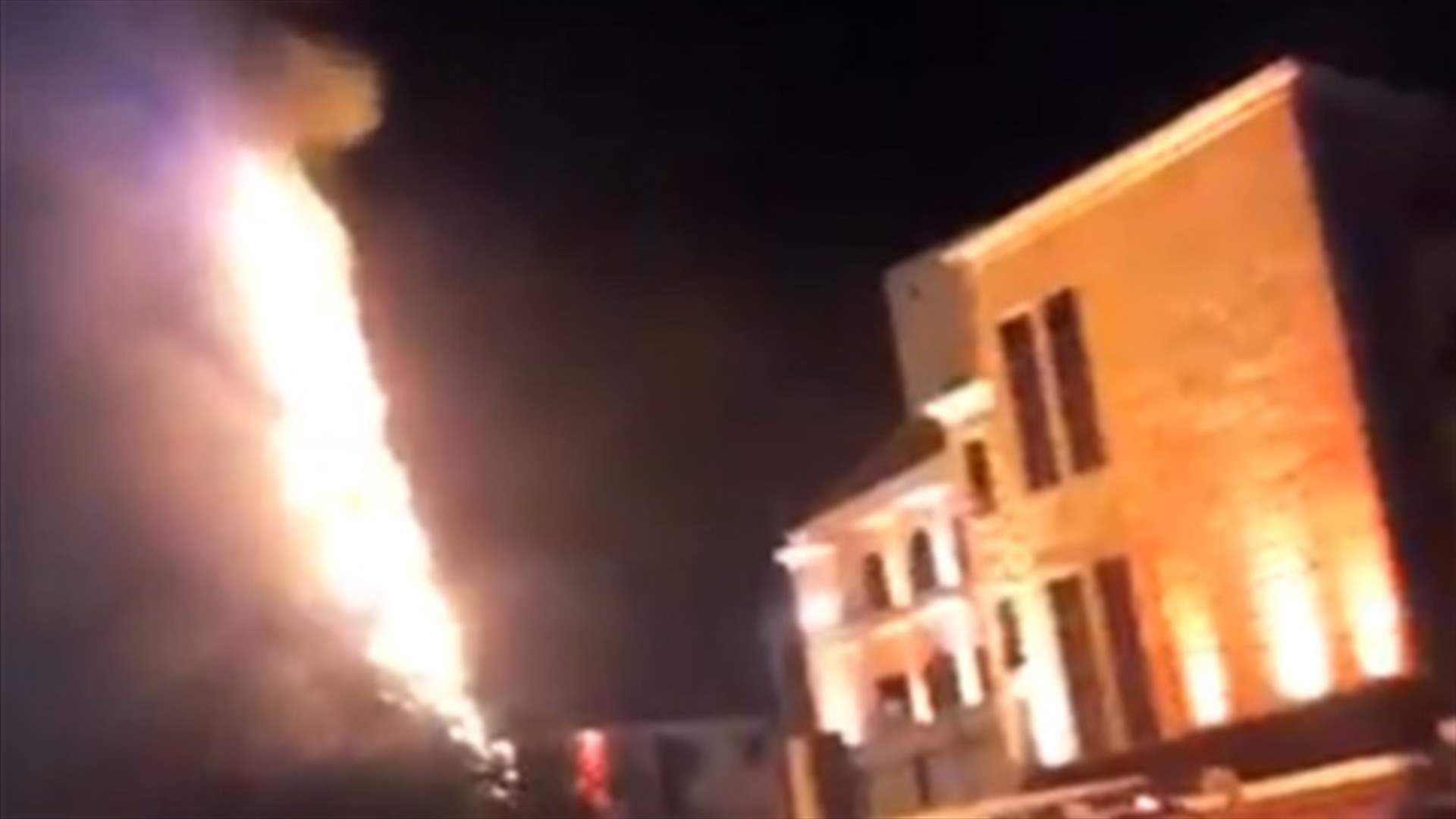 [PHOTOS, VIDEO] Jbeil Christmas tree catches fire