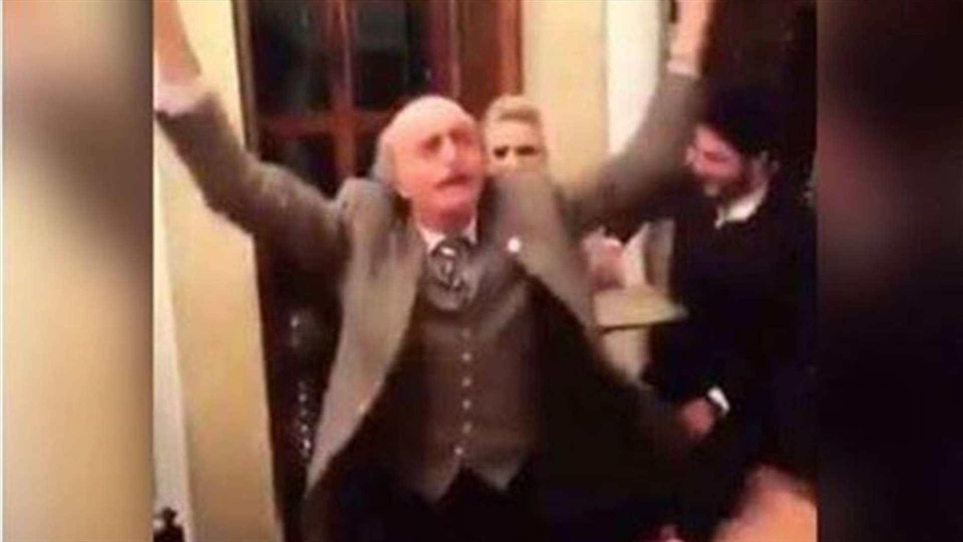 بالفيديو- جنبلاط يحتفل ويرقص ويشرب...