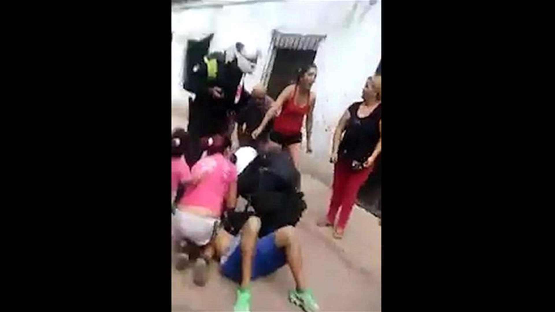 بالفيديو: نساء هاجمن شرطياً لأنّه لاحق لصاً... فما علاقتهن به؟