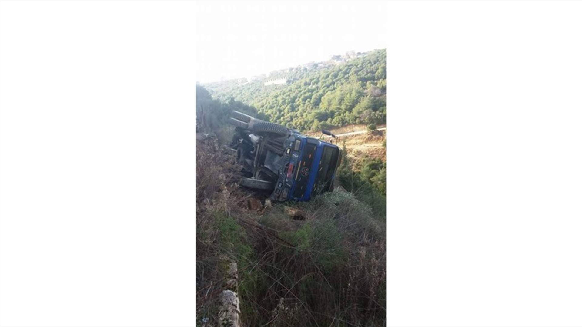 بالصورة: إنقلاب شاحنة في الضنية...والاهالي يناشدون
