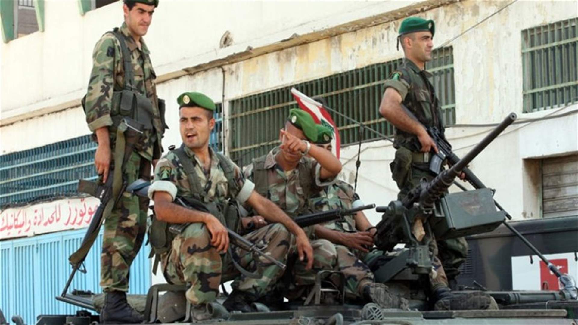 دهم منازل مطلوبين في بلدة القصر
