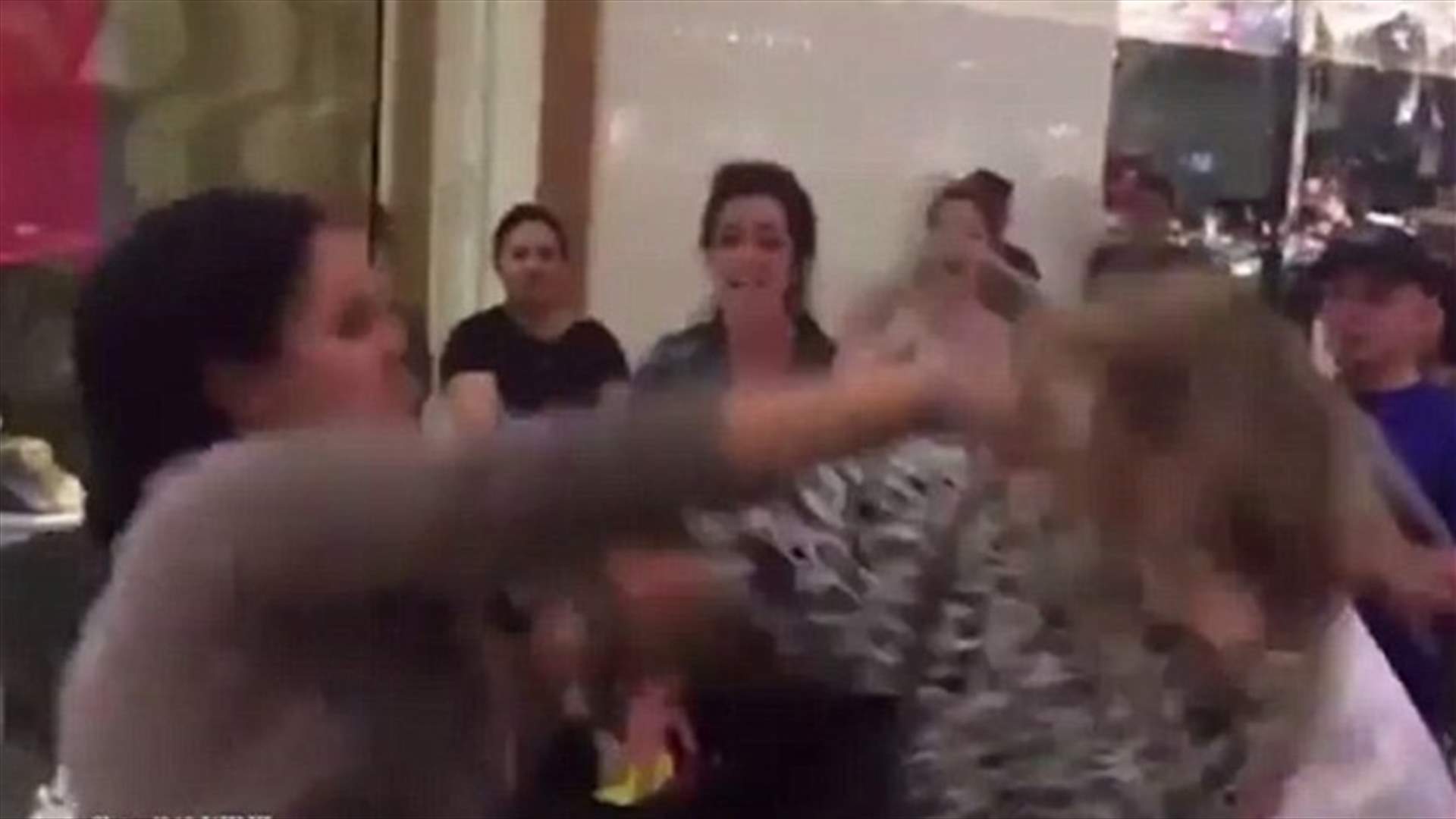 بالفيديو: عراك وتضارب بين سيدتين... بسبب حذاء!