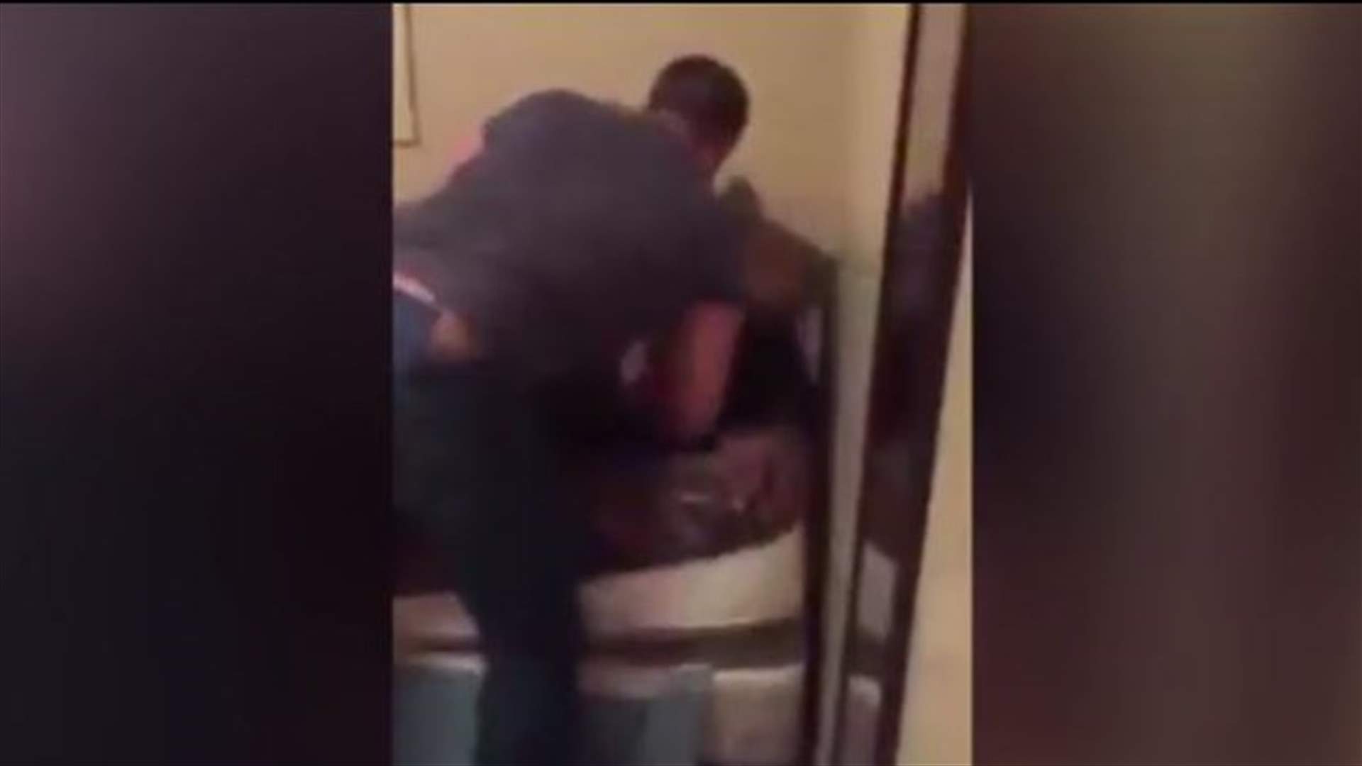 بالفيديو: دخل الى المنزل ووجد زوجته في السرير مع عشيقها... فكيف تصرّف؟