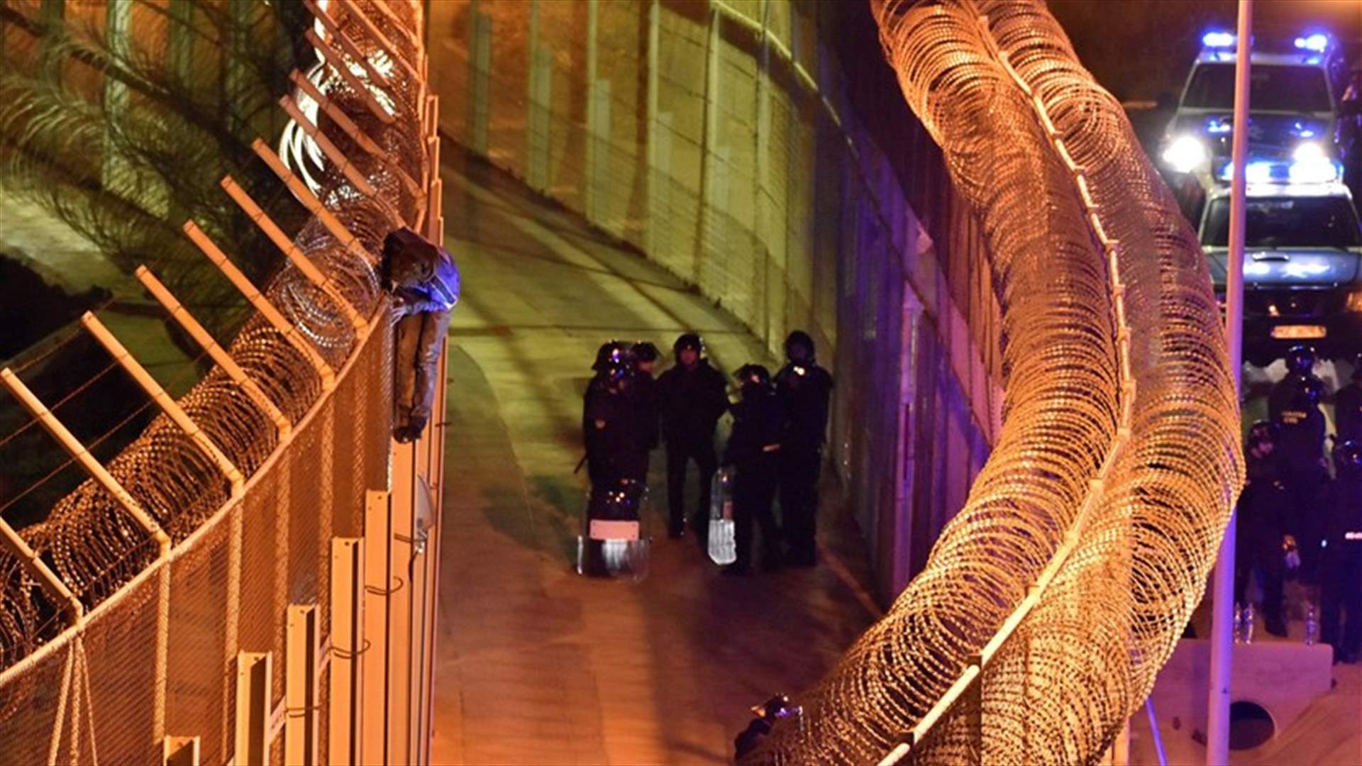 بالصورة: مغربية حاولت تهريب مراهق أفريقي في حقيبة سفرها!