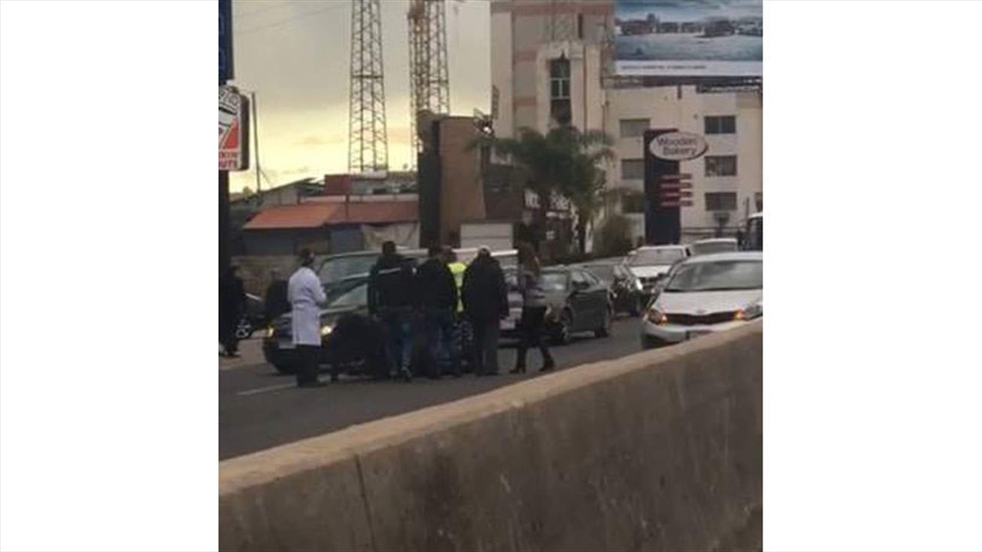 بالصورة- حادث صدم على اوتوستراد جونية باتجاه بيروت وزحمة سير كثيفة في المحلة