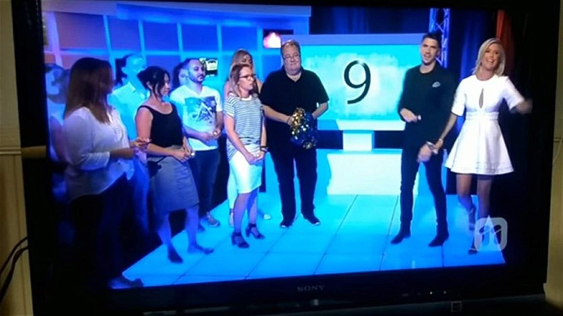 بالفيديو: العدّ التنازلي الأكثر إحراجاً لليلة رأس السنة... مباشرة  على الهواء!