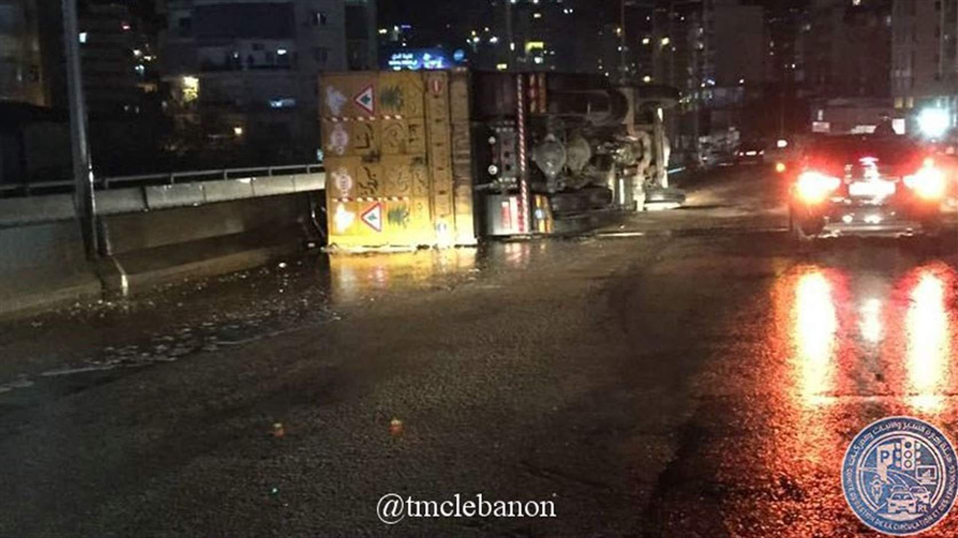 بالصورة - جريح نتيجة انقلاب شاحنة على جسر نهر الموت باتجاه اوتوستراد المتن السريع 