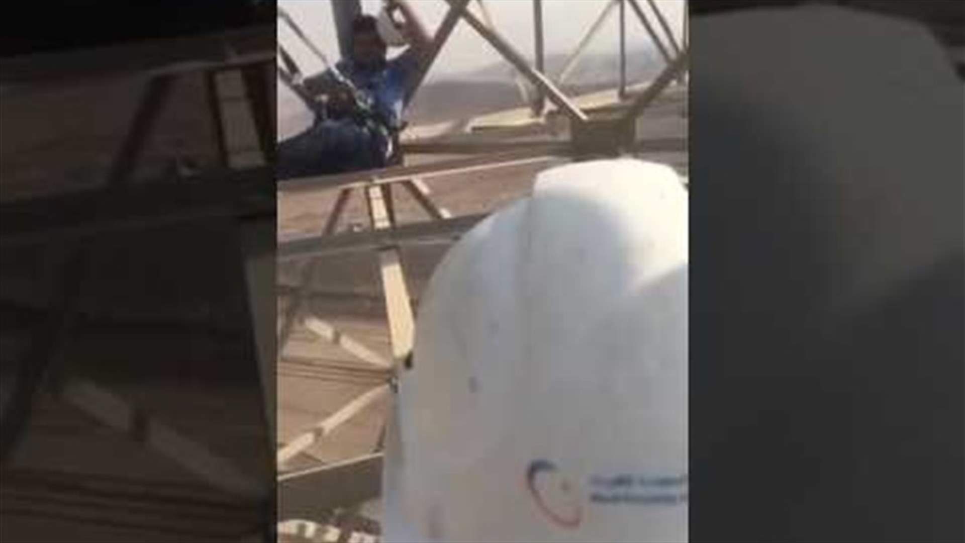 بالفيديو - عامل يستريح فوق أبراج الكهرباء الشاهقة... وهذا ما قام به