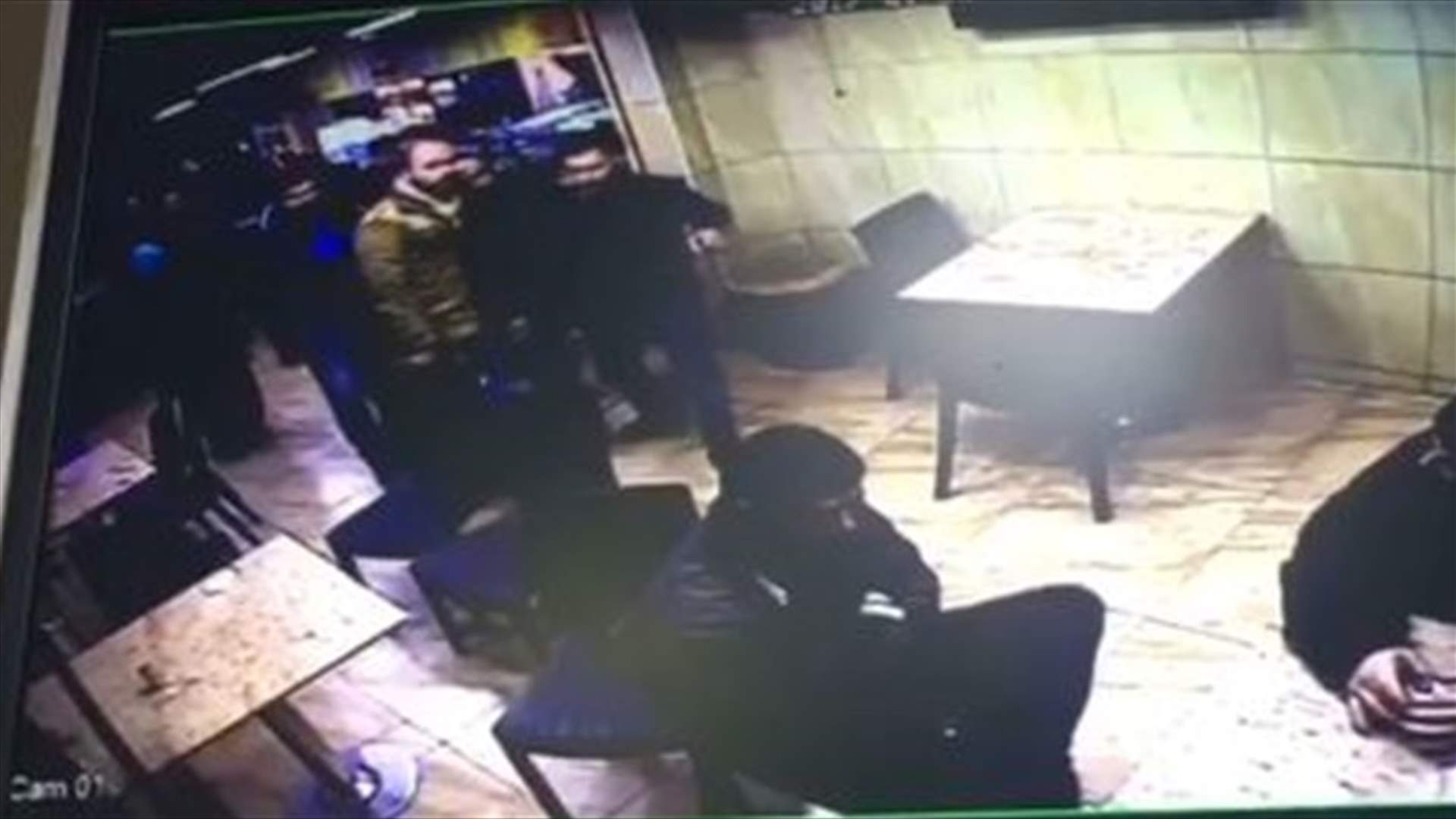 بالفيديو- الاعتداء بالضرب المبرح على هذا الرجل داخل مطعم في طرابلس