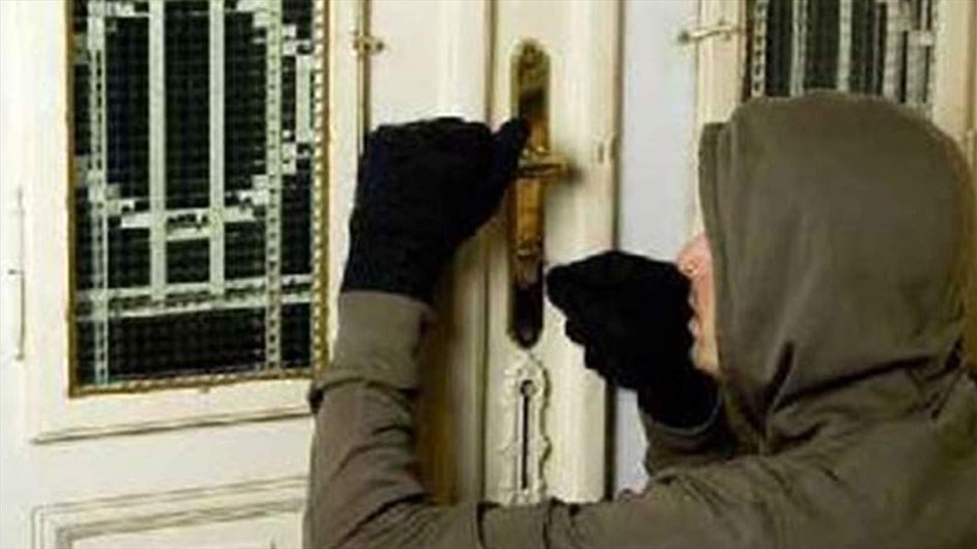هذا ما سرقه من المنزل... بواسطة الكسر والخلع