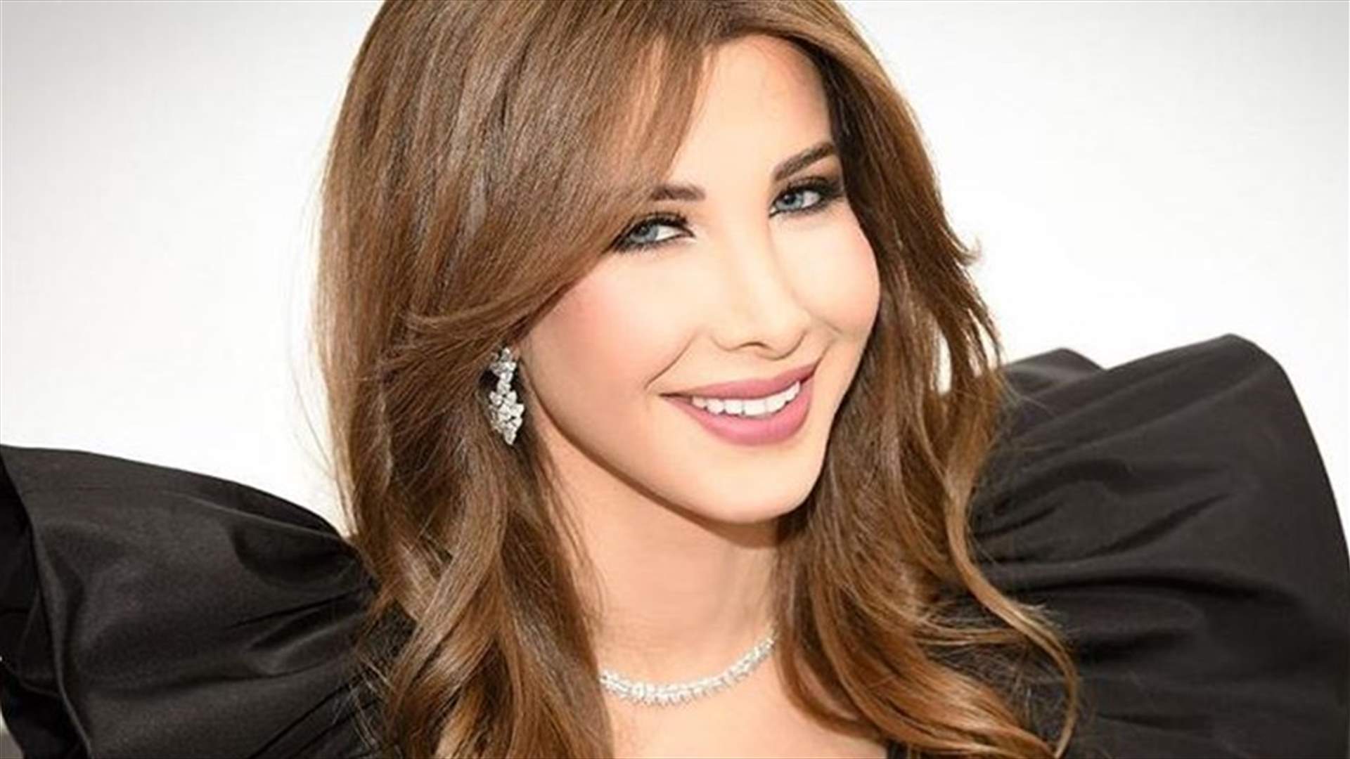 بالصور: نانسي عجرم تخطف الأضواء بفستانٍ قصير