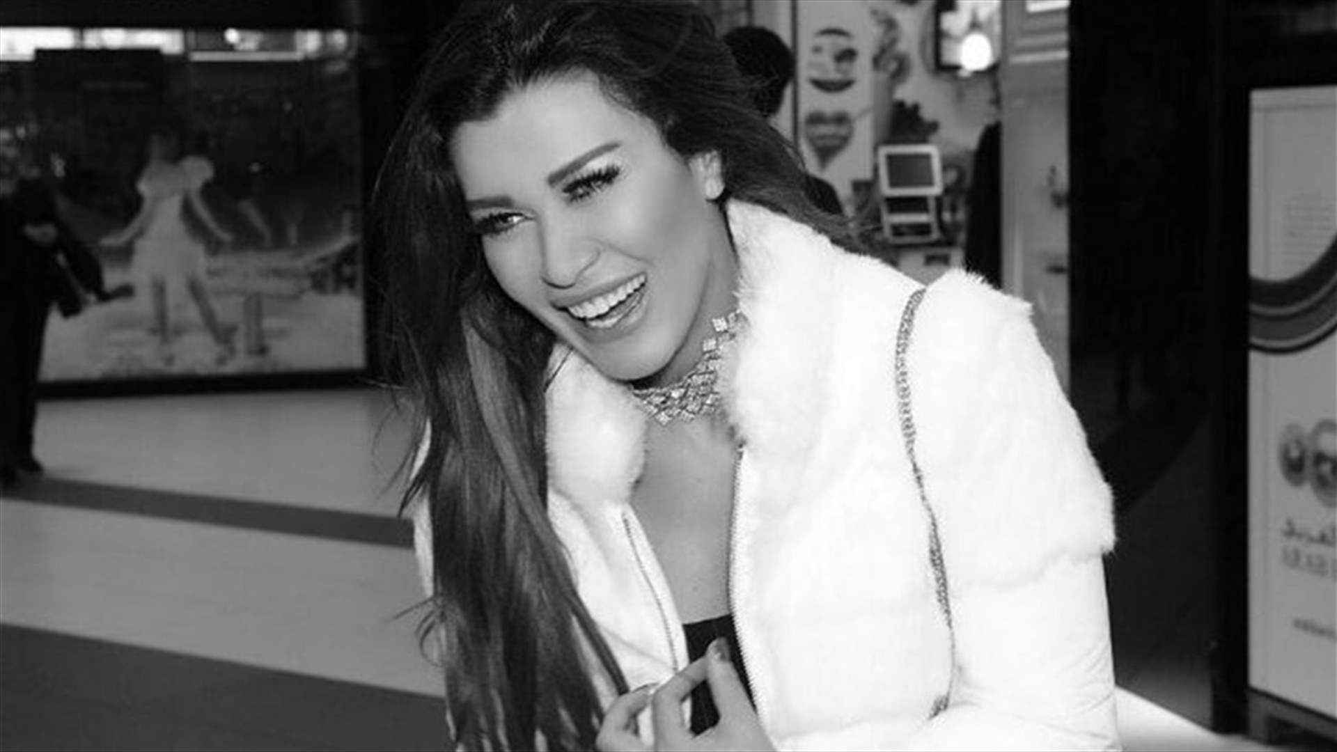 بالصورة: نادين الراسي مع خطيبها على البحر