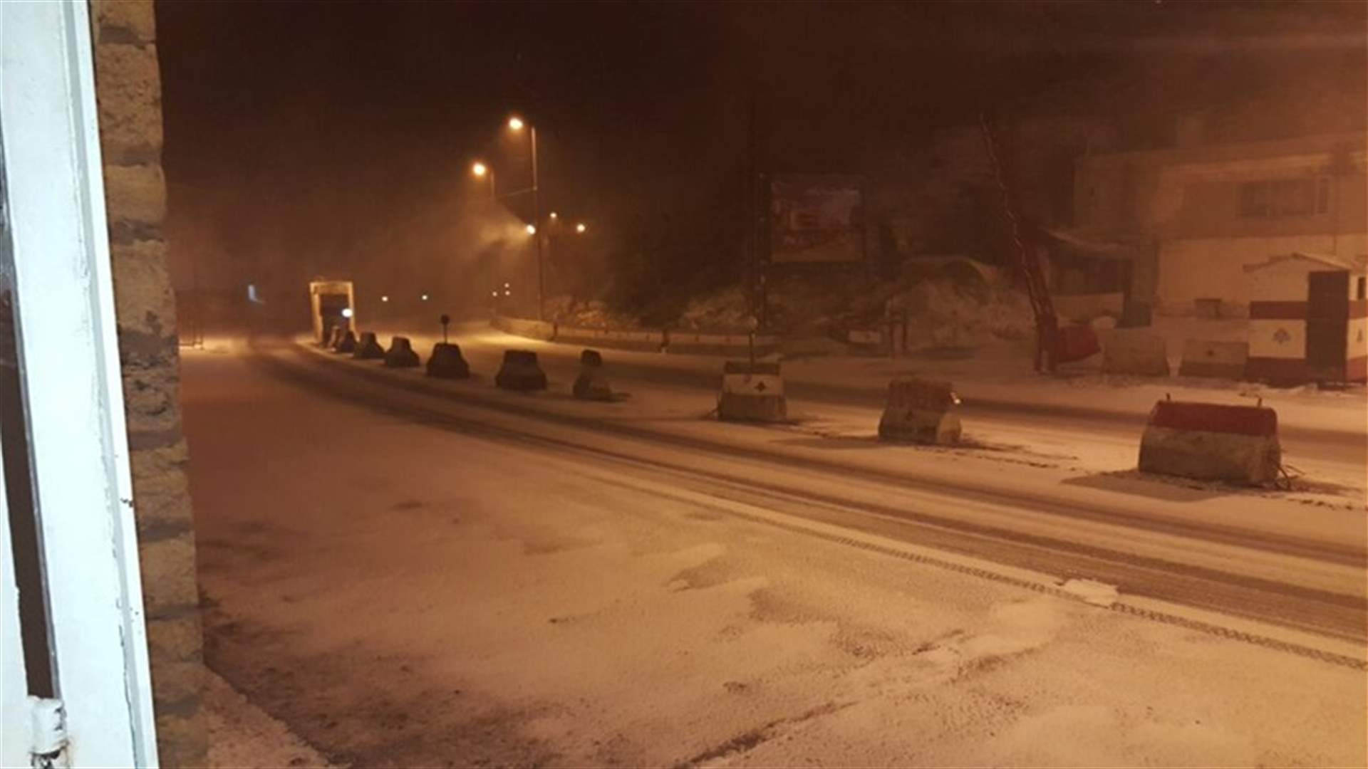 بالصورة- طريق ضهر البيدر سالكة للسيارات المجهزة بالسلاسل المعدنية والرباعية الدفع 