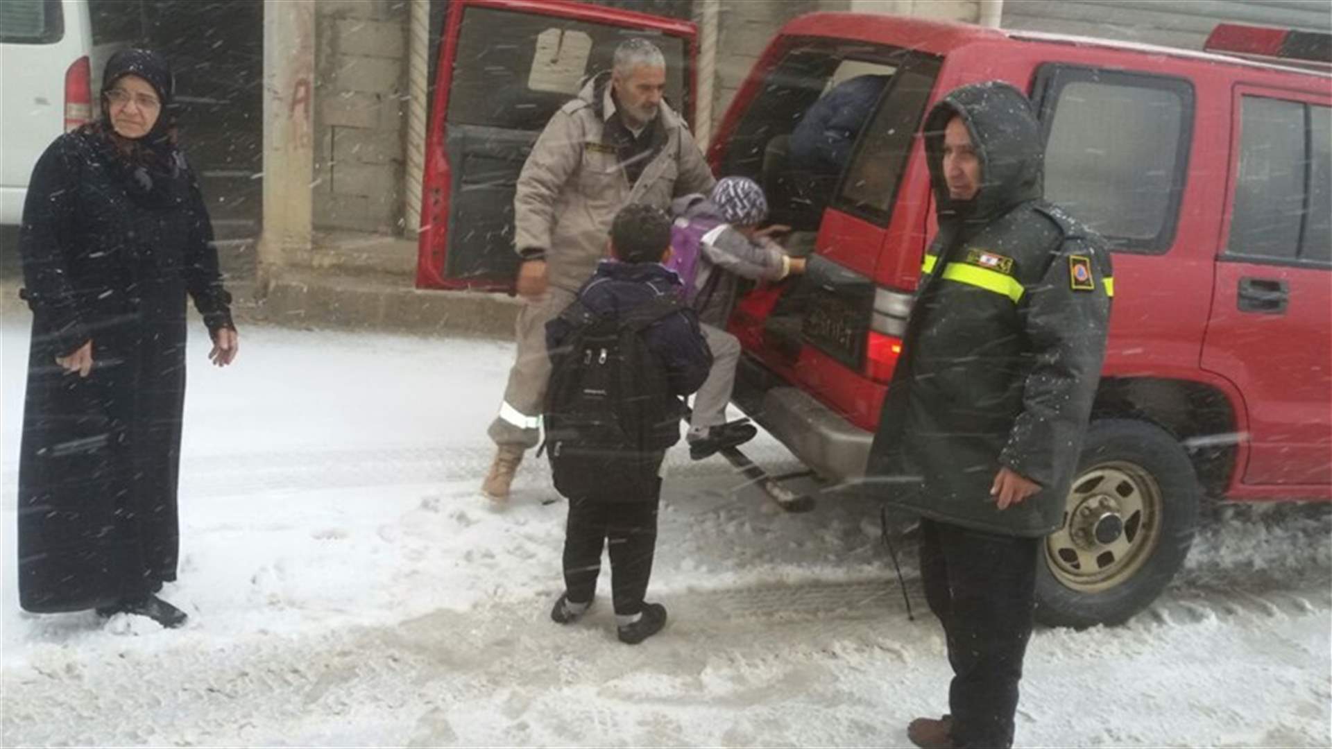 بالصور... انقاذ طلاب علقوا بالثلوج عند عودتهم من المدرسة