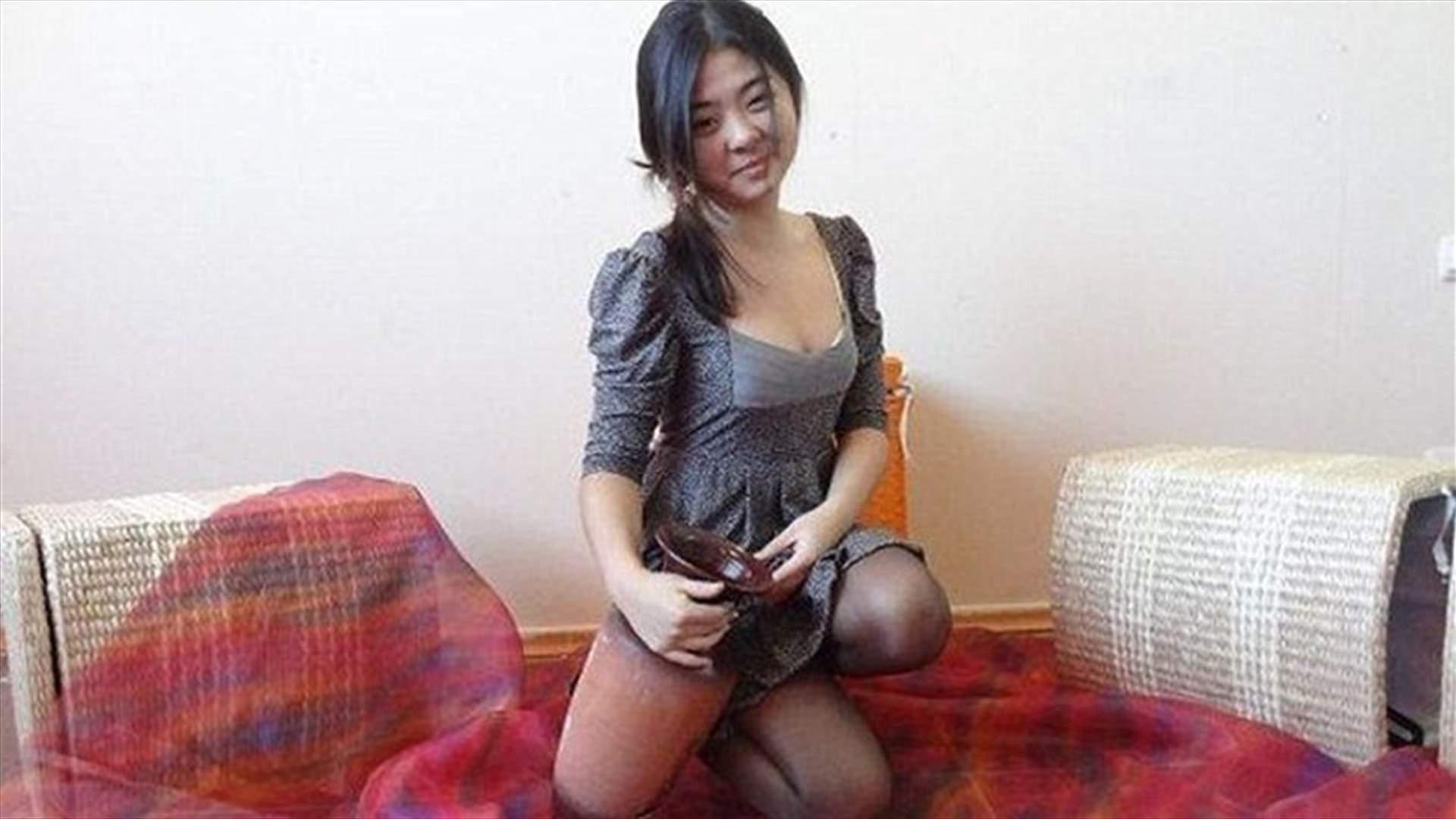 بالصورة: صورة لشابة تُظهرها بثلاثة أرجل... ما حقيقتها؟