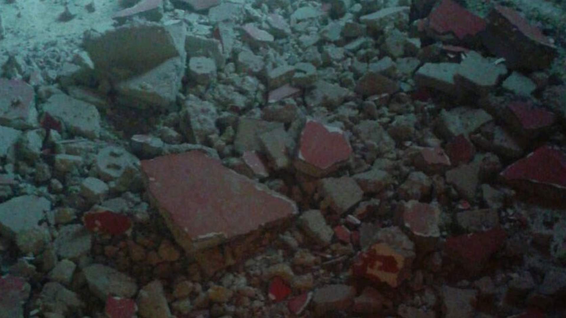 نجاة عائلة بعد انهيار جزء من سقف منزلها... 