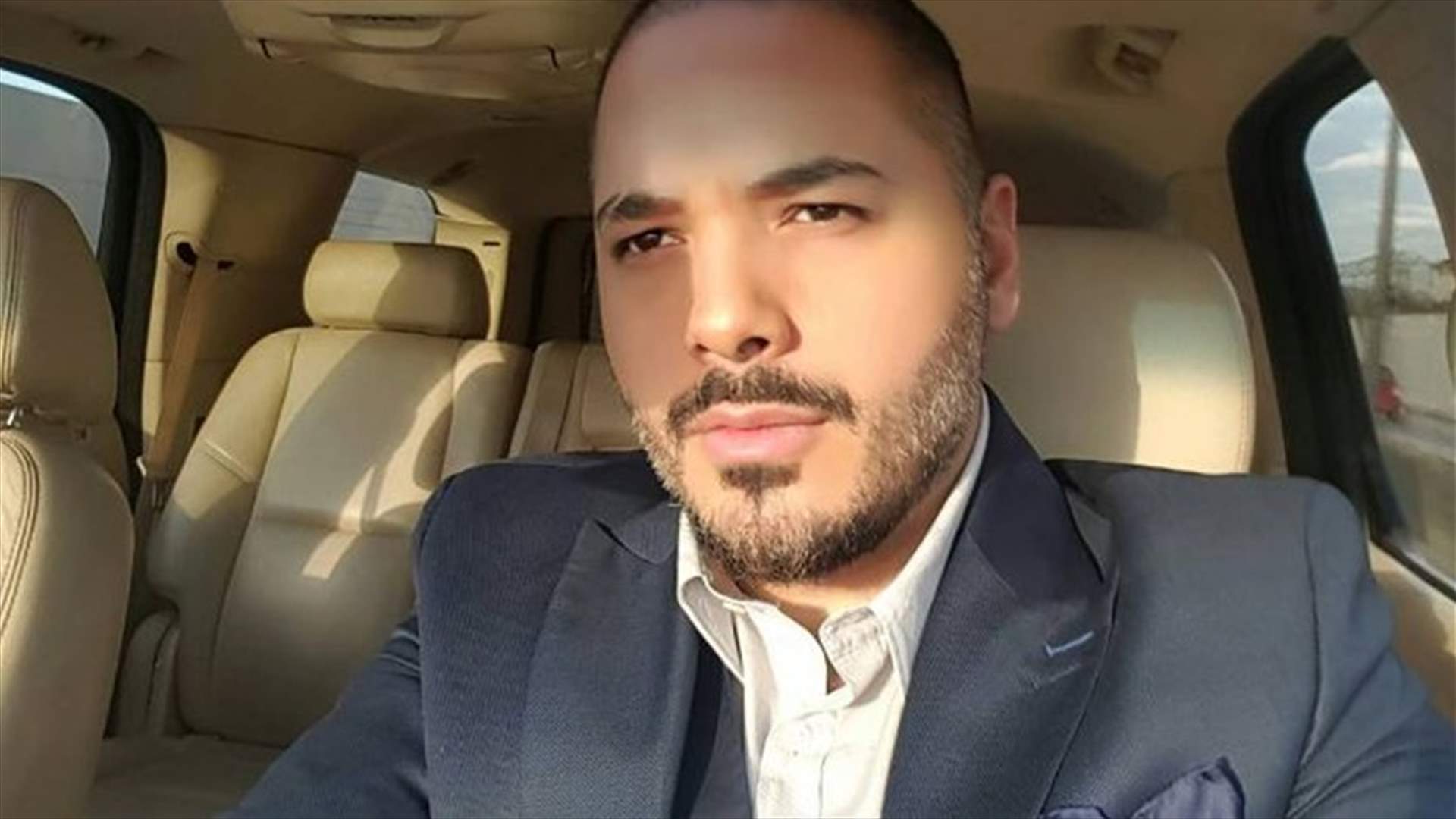 بالصورة: في لقطة غريبة.. حاول قضم أذن رامي عياش!