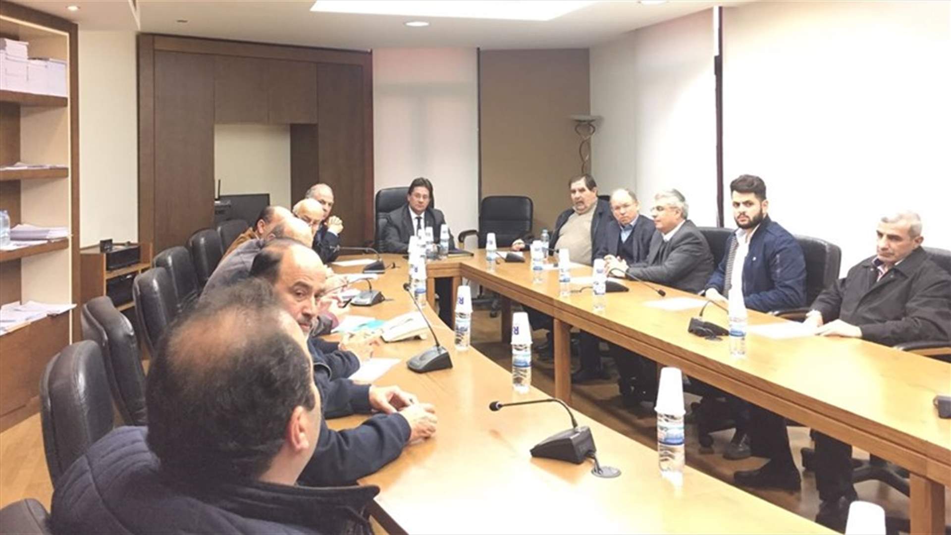 كنعان يعرض مع وفد المتعهدين مطالبهم