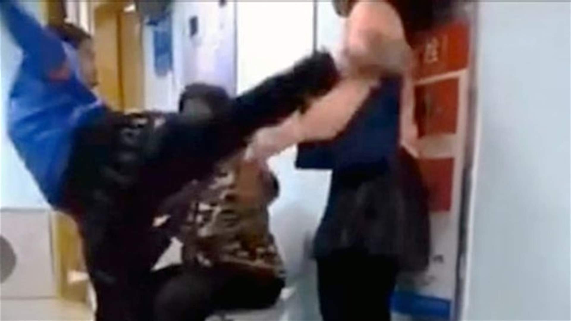 بالفيديو: طفل في التاسعة يركل والدته... لسبب لا يخطر في البال!
