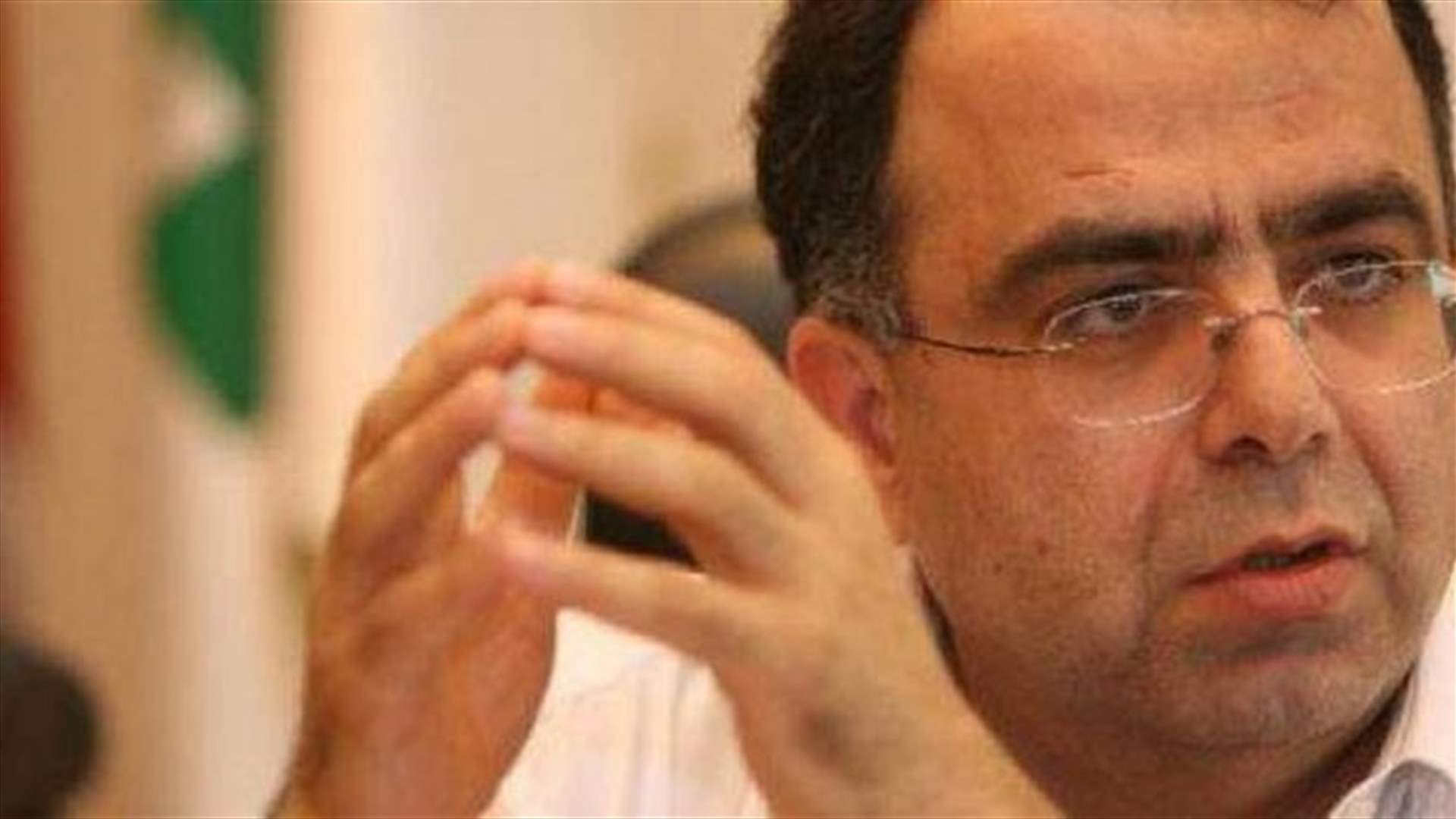يوسف باقٍ... ويخالف القانون!