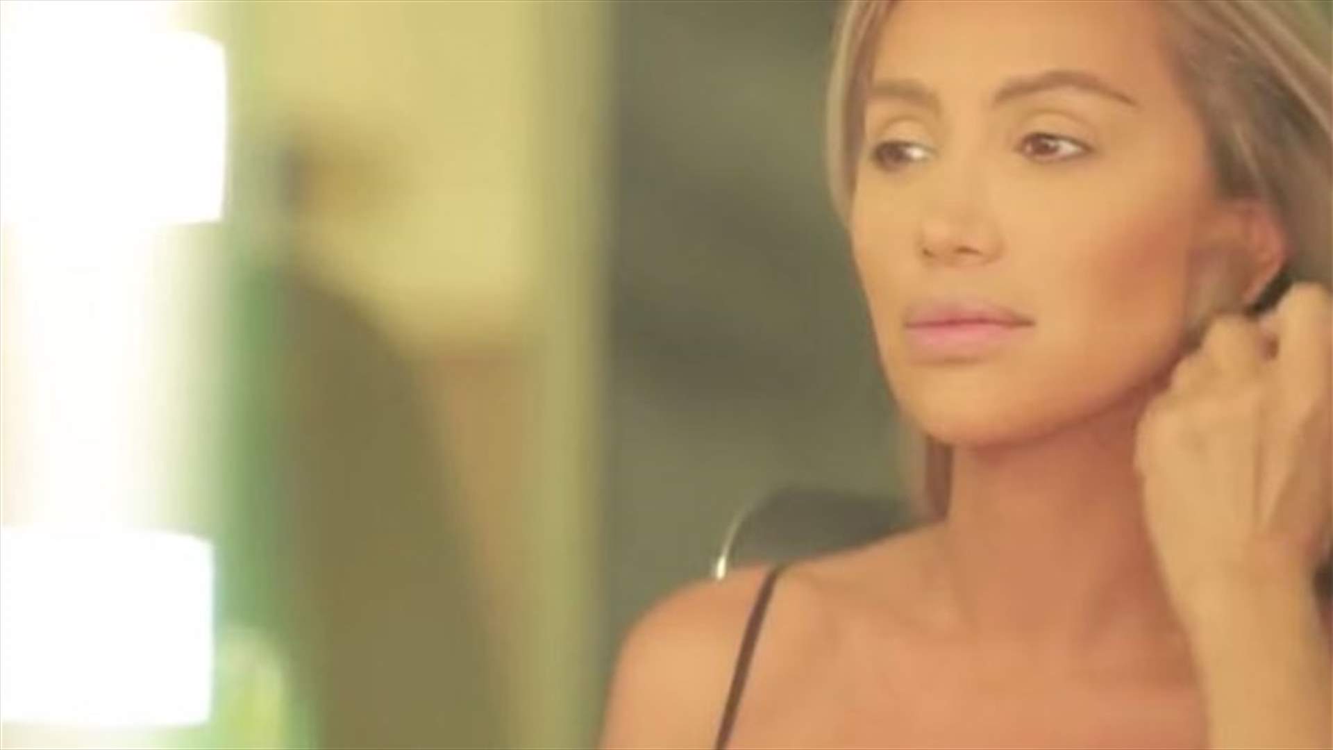 بالفيديو: كواليس حياتها الصاخبة.. مايا دياب دون مكياج وابنتها تراقبها