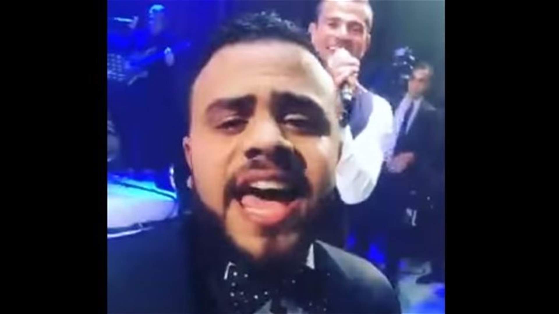 بالفيديو: معجب أحرج عمرو دياب على المسرح.. وردّة فعله غير متوقعة!