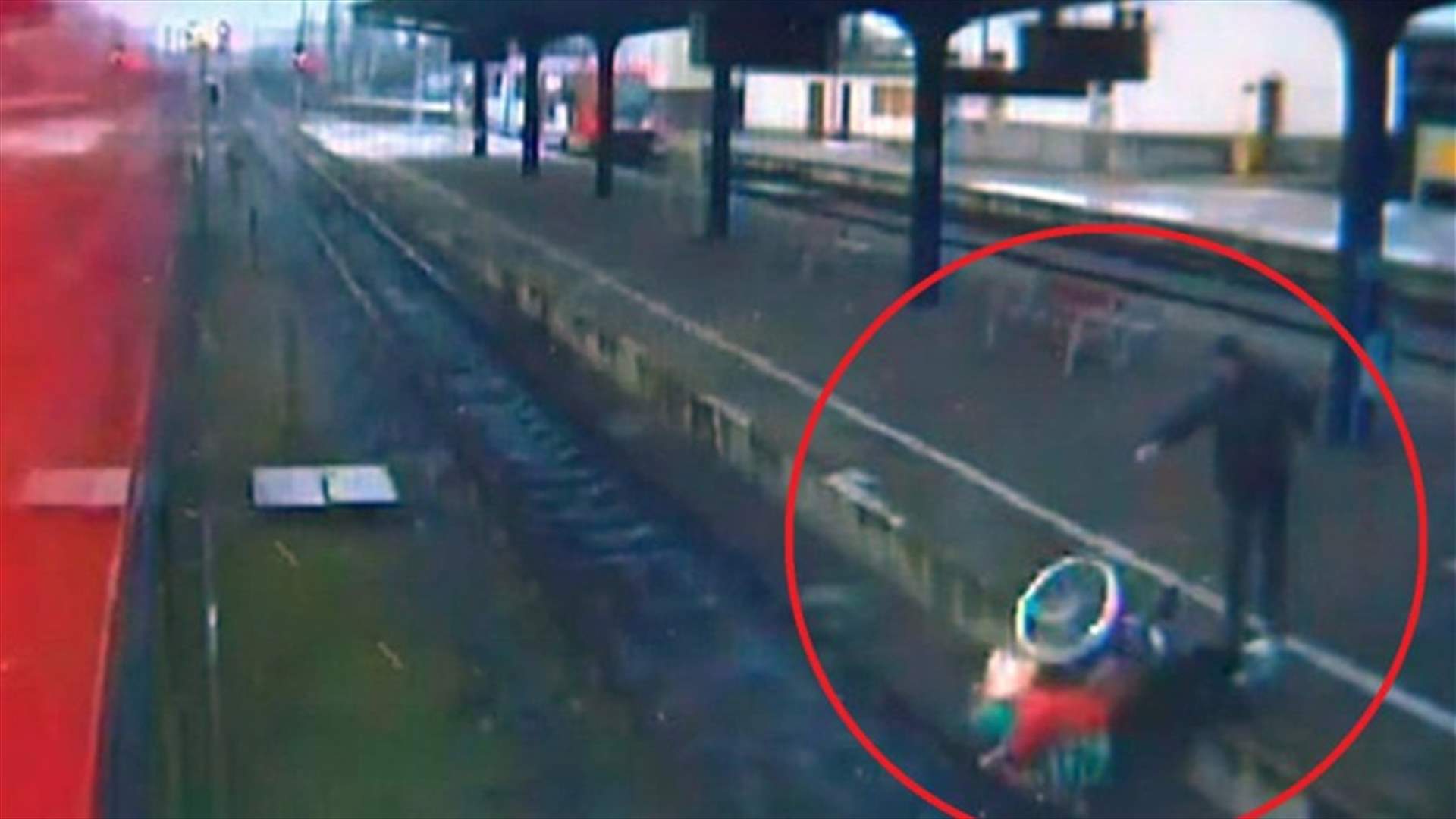 بالفيديو: شاب يدفع امرأة سبعينيّة على كرسيها المتحرّك نحو سكّة القطار!