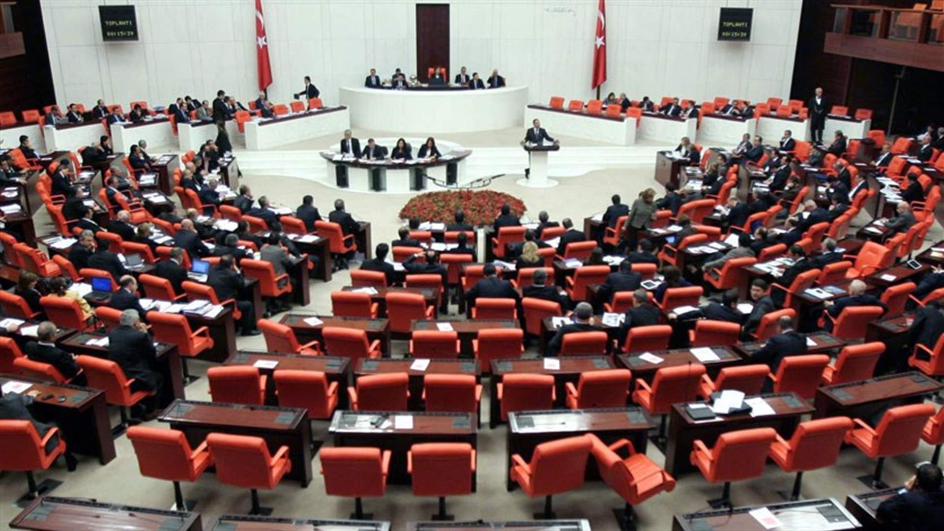شجار بين عدد من النواب في البرلمان 