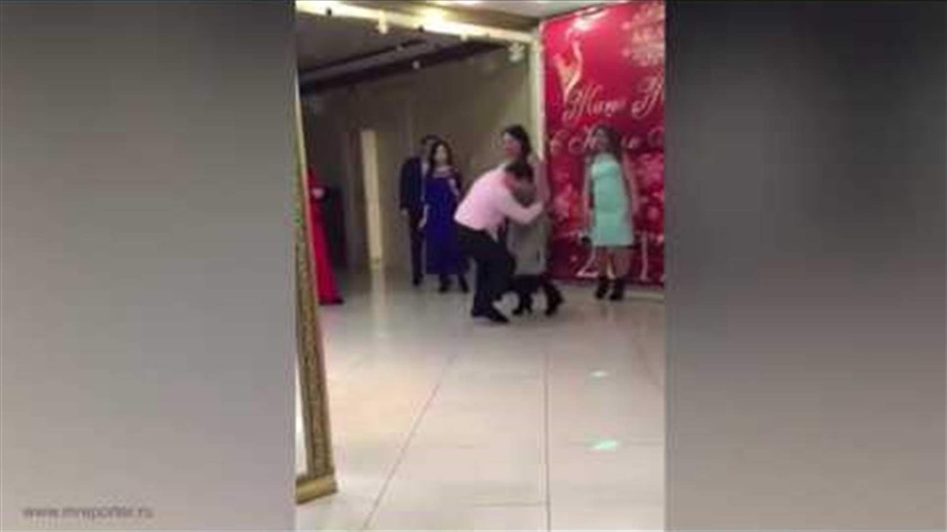 بالفيديو: حاول حملها خلال الرقص فحصل ما لم يكن في الحسبان