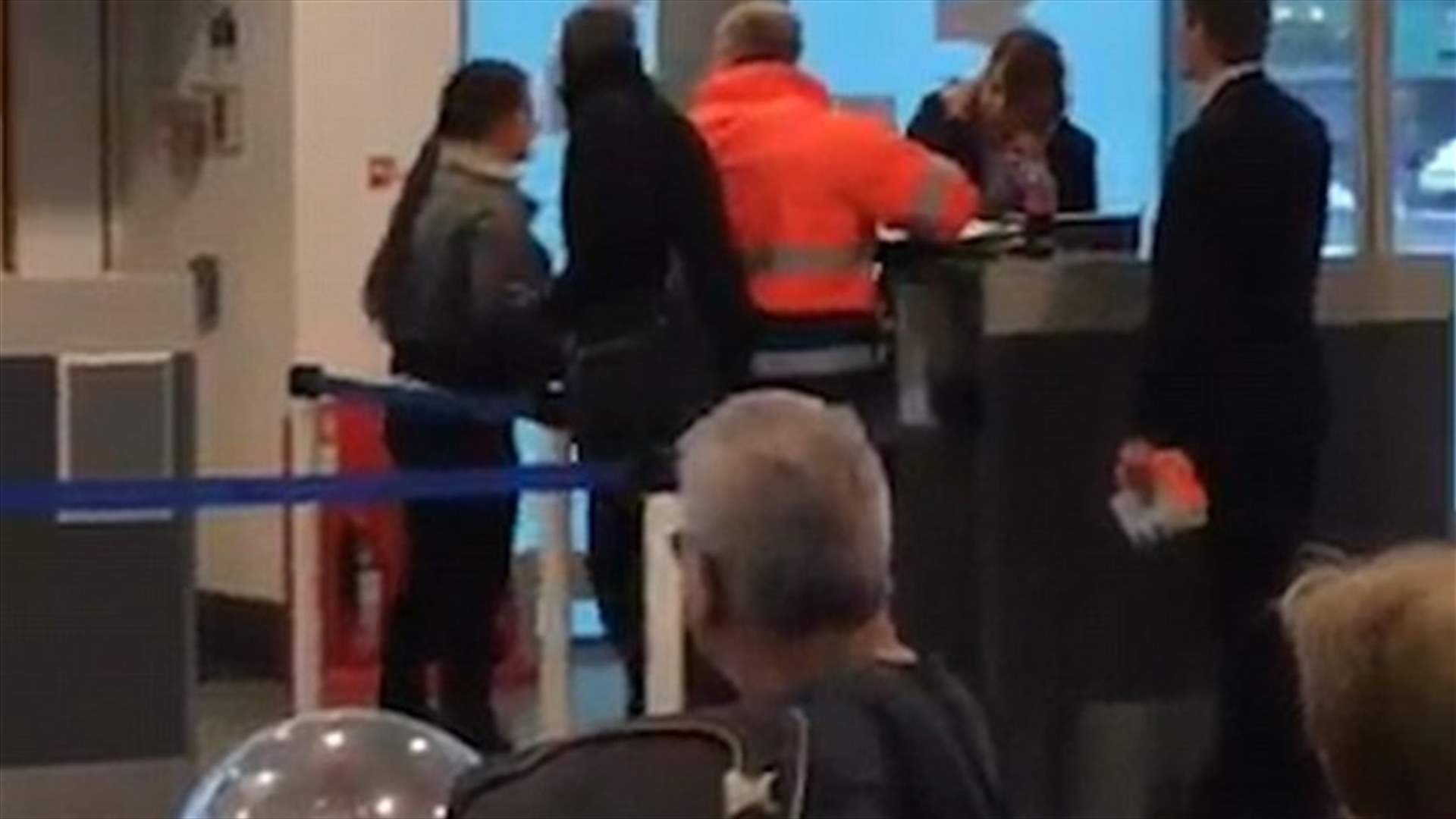 بالفيديو: سيدة تصفع موظفة المطار... ما هو السبب؟