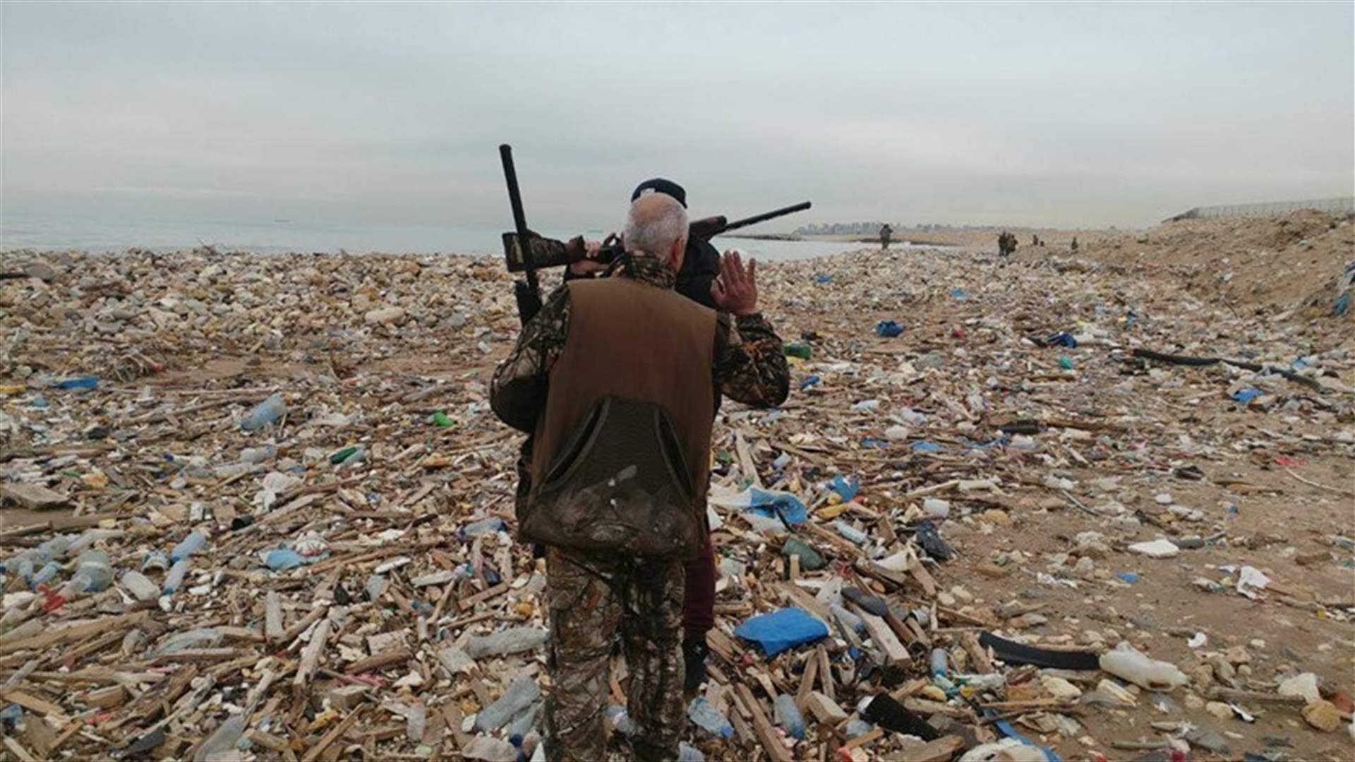 [PHOTOS] Seagulls hunted off Costa Brava landfill 