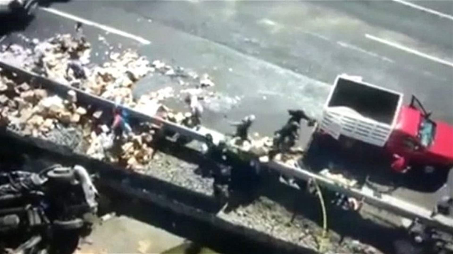 فيديو مروّع لشاحنة تصدم حشدًا من الناس
