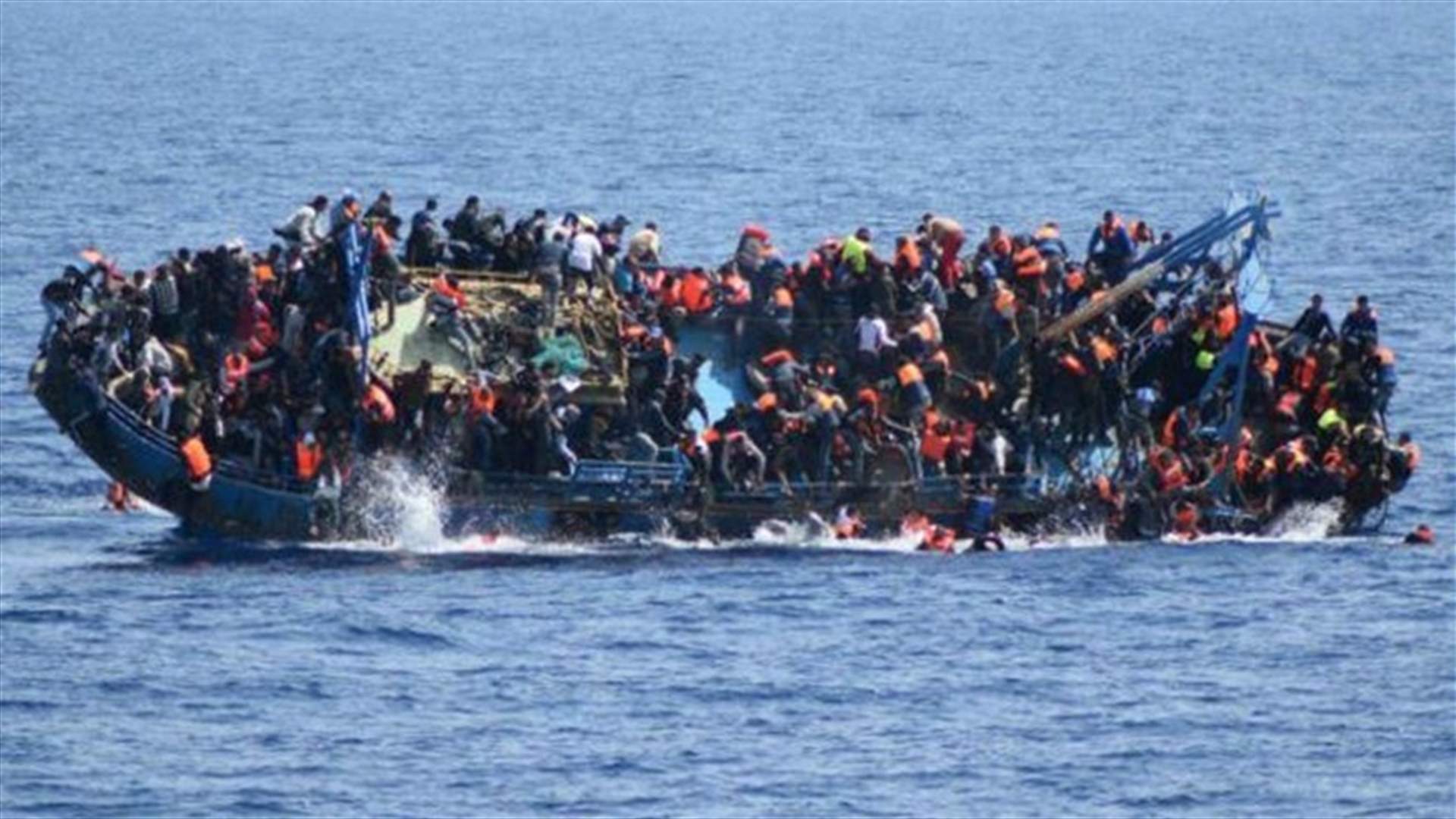 ثمانية قتلى وعشرات المفقودين في غرق قارب مهاجرين في المتوسط