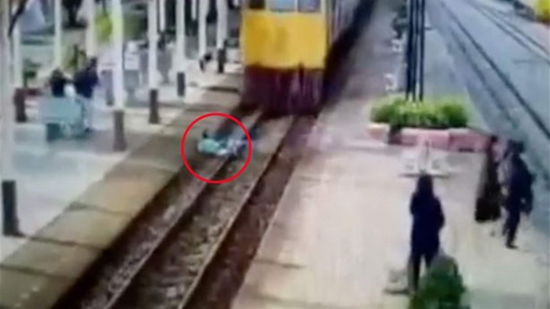 بالفيديو: حاول الانتحار فرمى نفسه على سكّة القطار... إليكم التفاصيل!