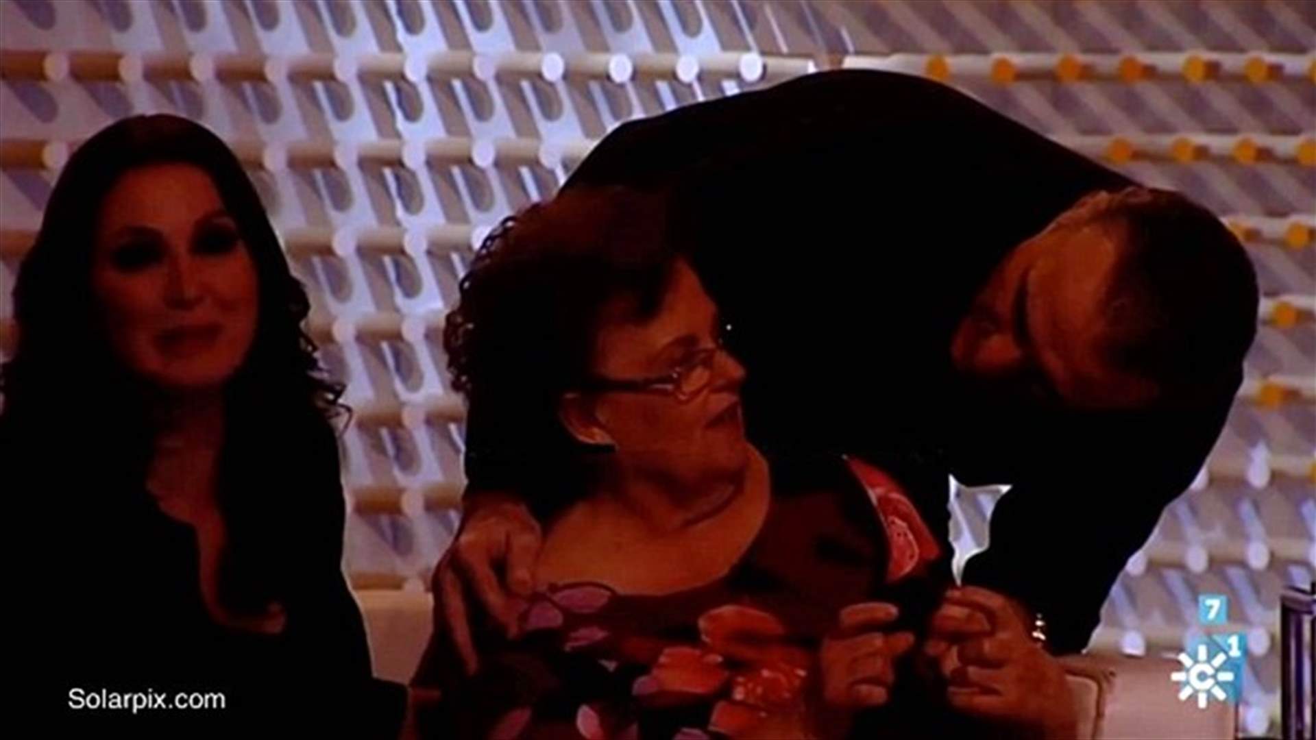 بالفيديو: مسنة تتعرض لموقف طريف على الهواء... في برنامج للمواعدة!