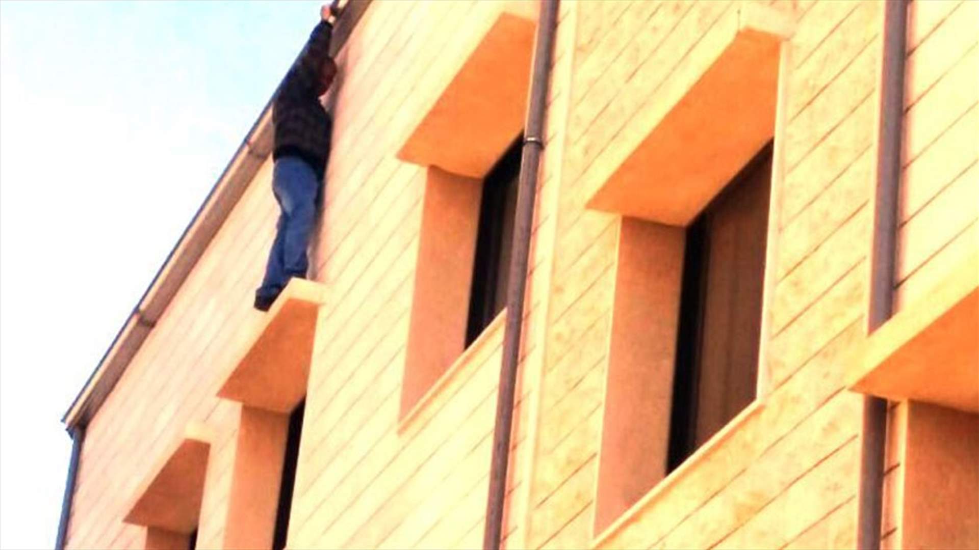 احتجز عند حافة شباك الطابق الثالث... وهكذا تم انقاذه 