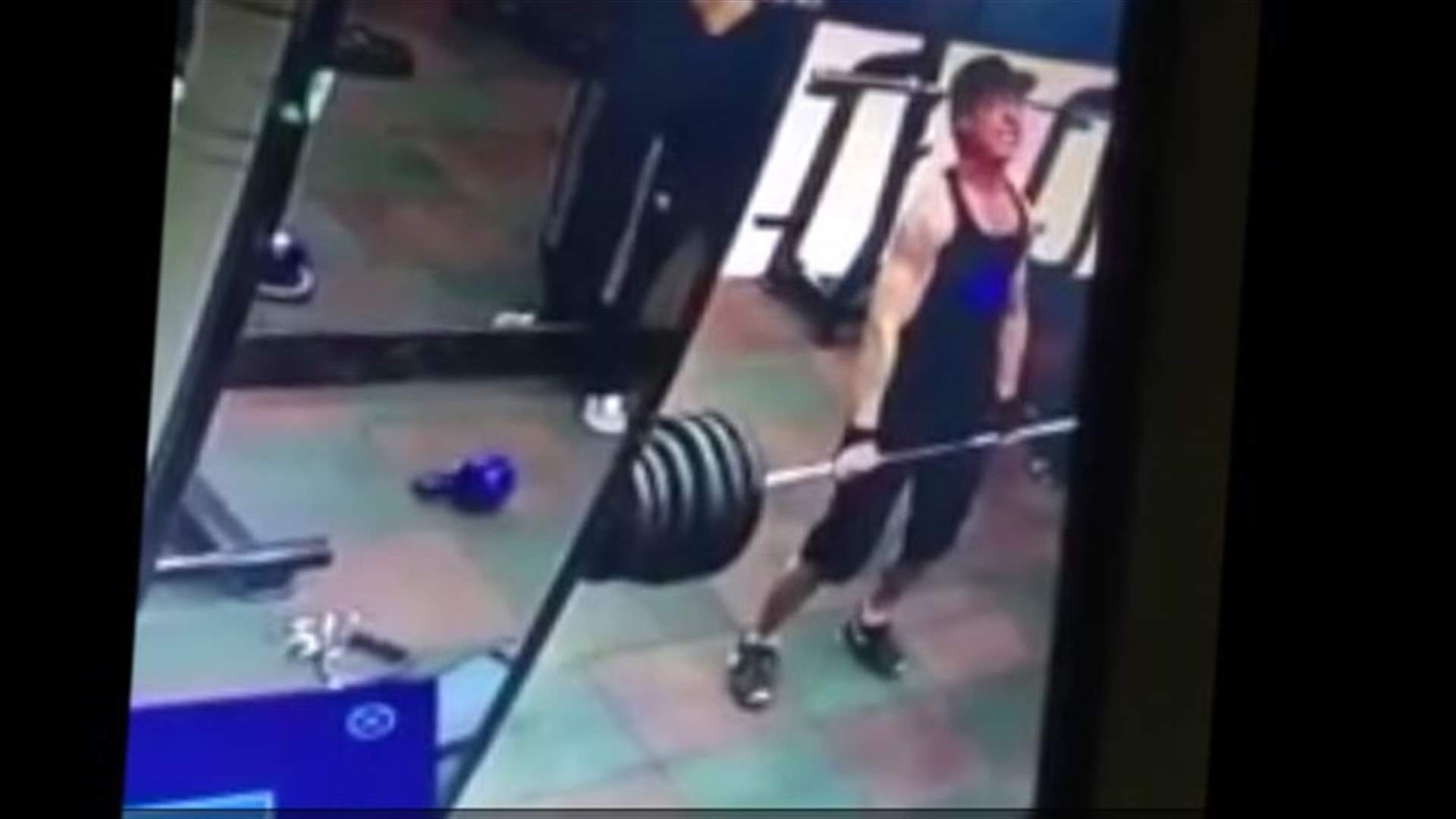 بالفيديو: حاول رفع الأثقال خلال التمارين الرياضية... لكن ما حصل بعدها كان مروّعاً!