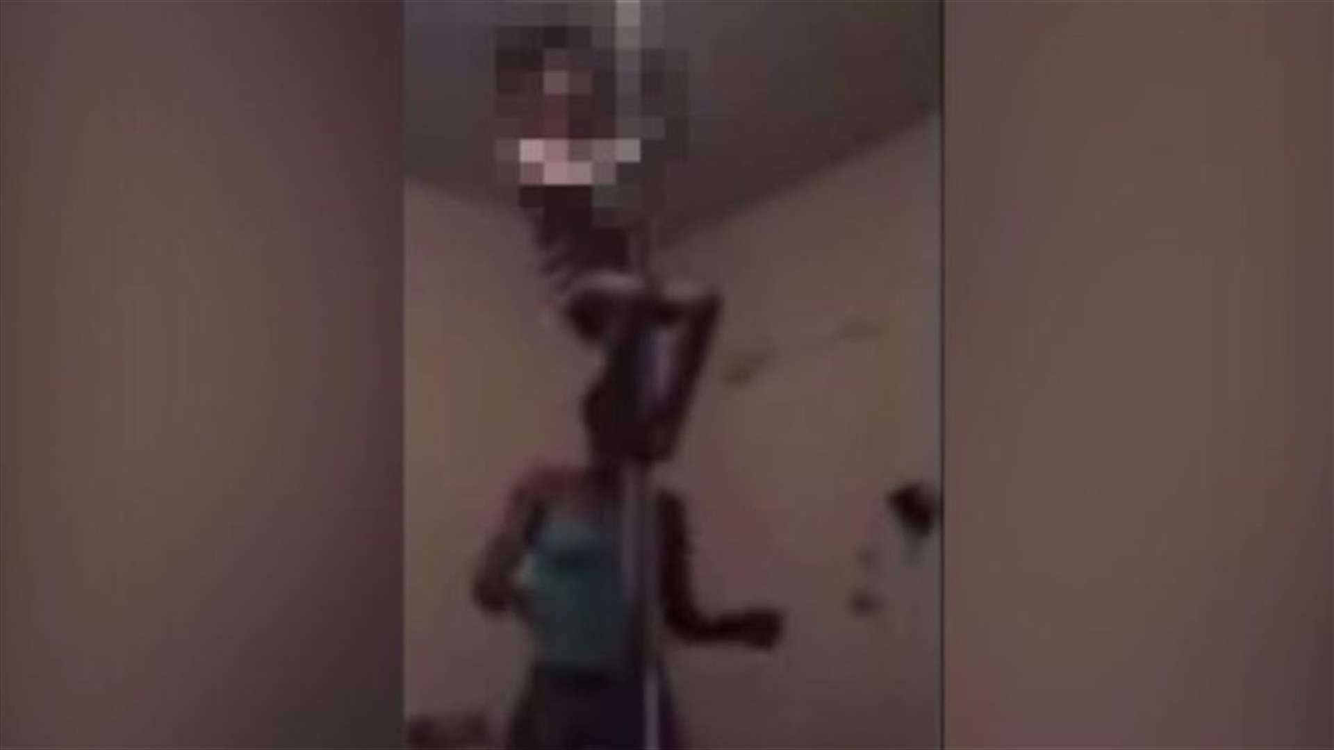 فيديو صادم لأمّ تعلّم طفلتها الرقص على العمود!