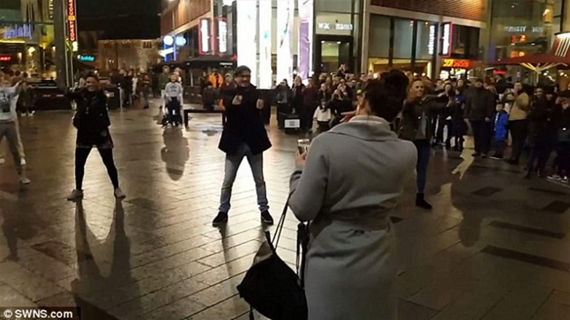 بالفيديو: رحلة تسوّق انتهت بطريقة رومانسيّة جداً... هذا ما فعله حبيبها أمام الجميع!