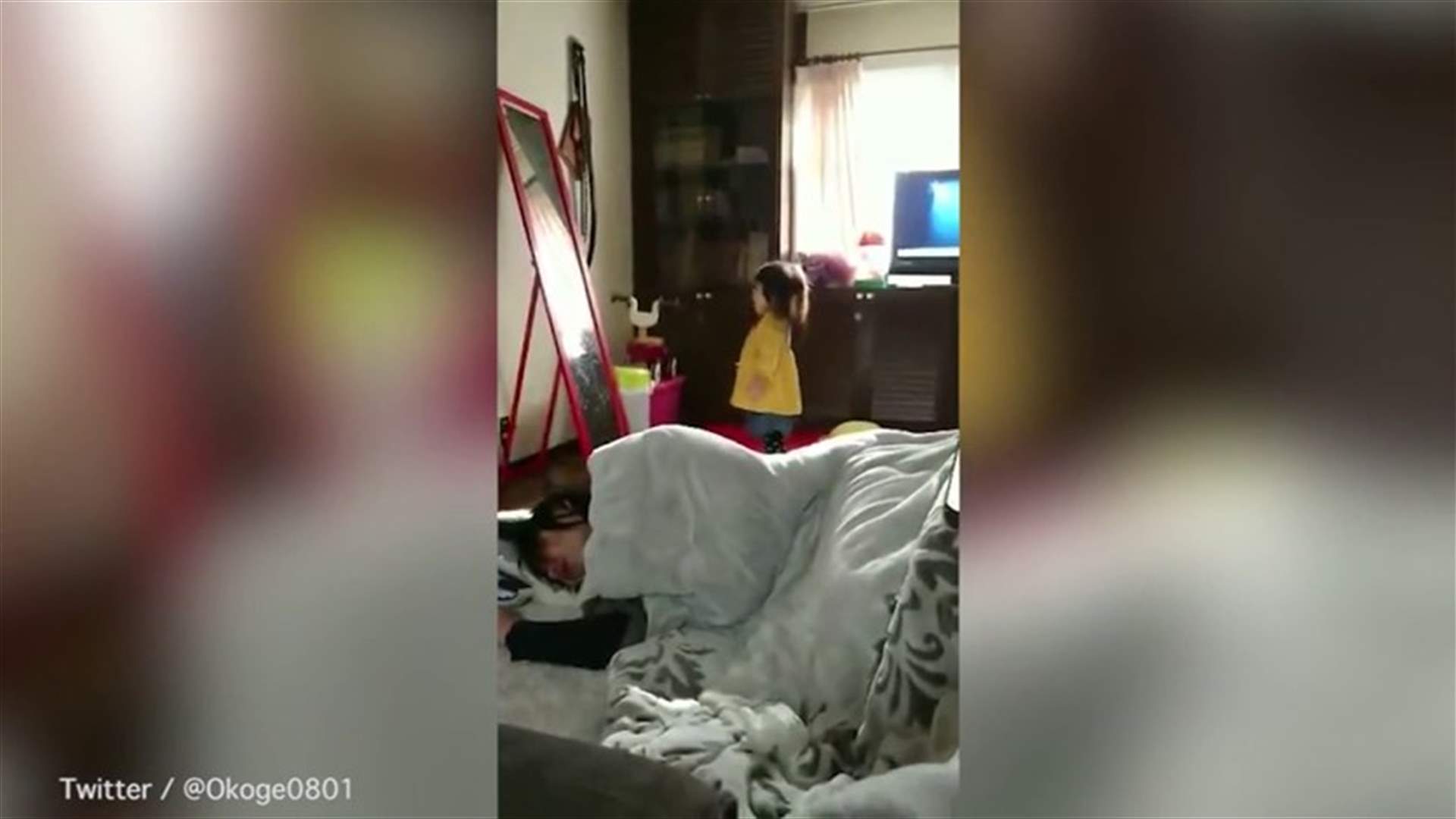 بالفيديو: طفلة وقعت أرضاً بسبب عطسة!